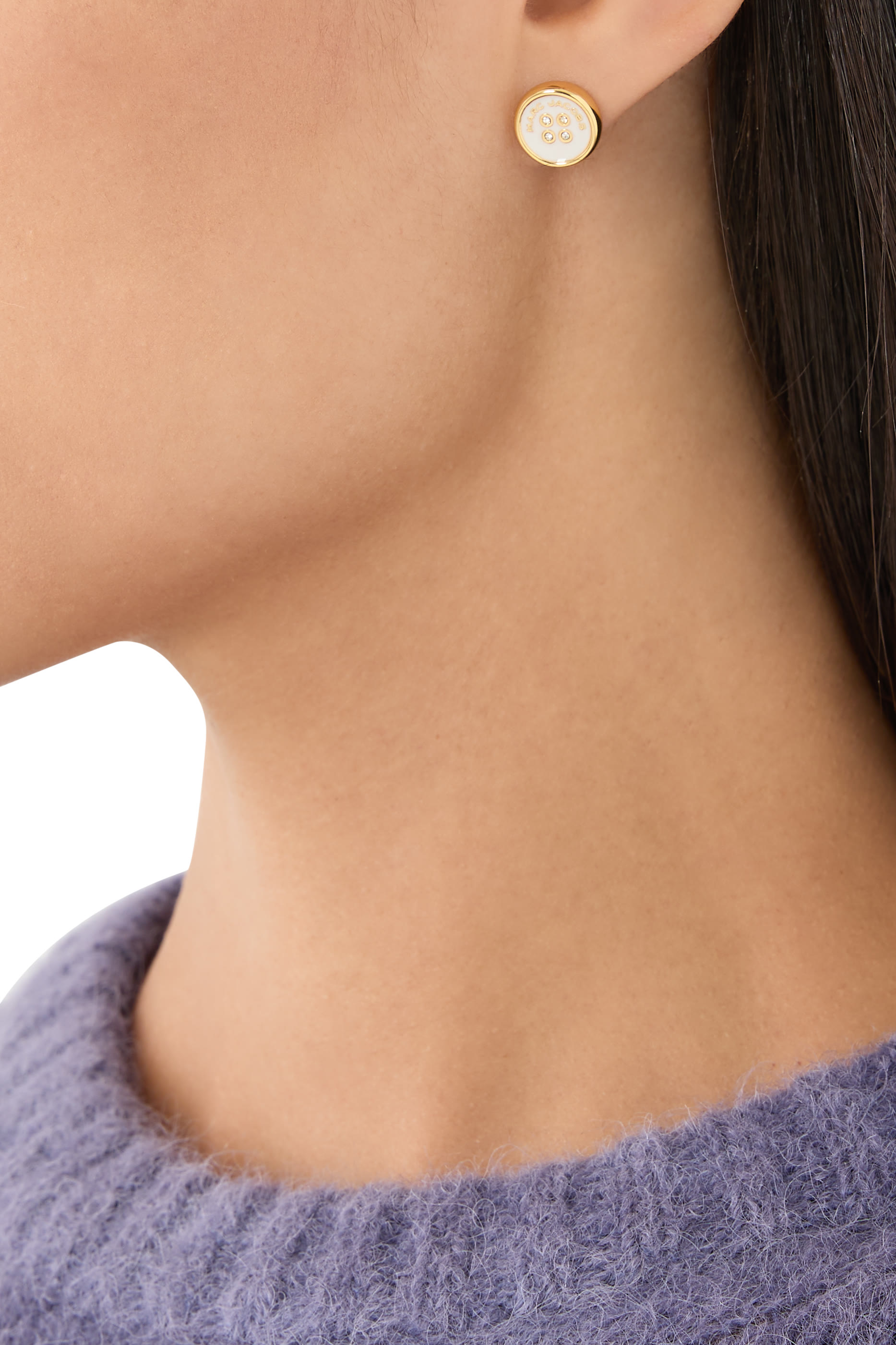 أقراط بتصميم أزرار