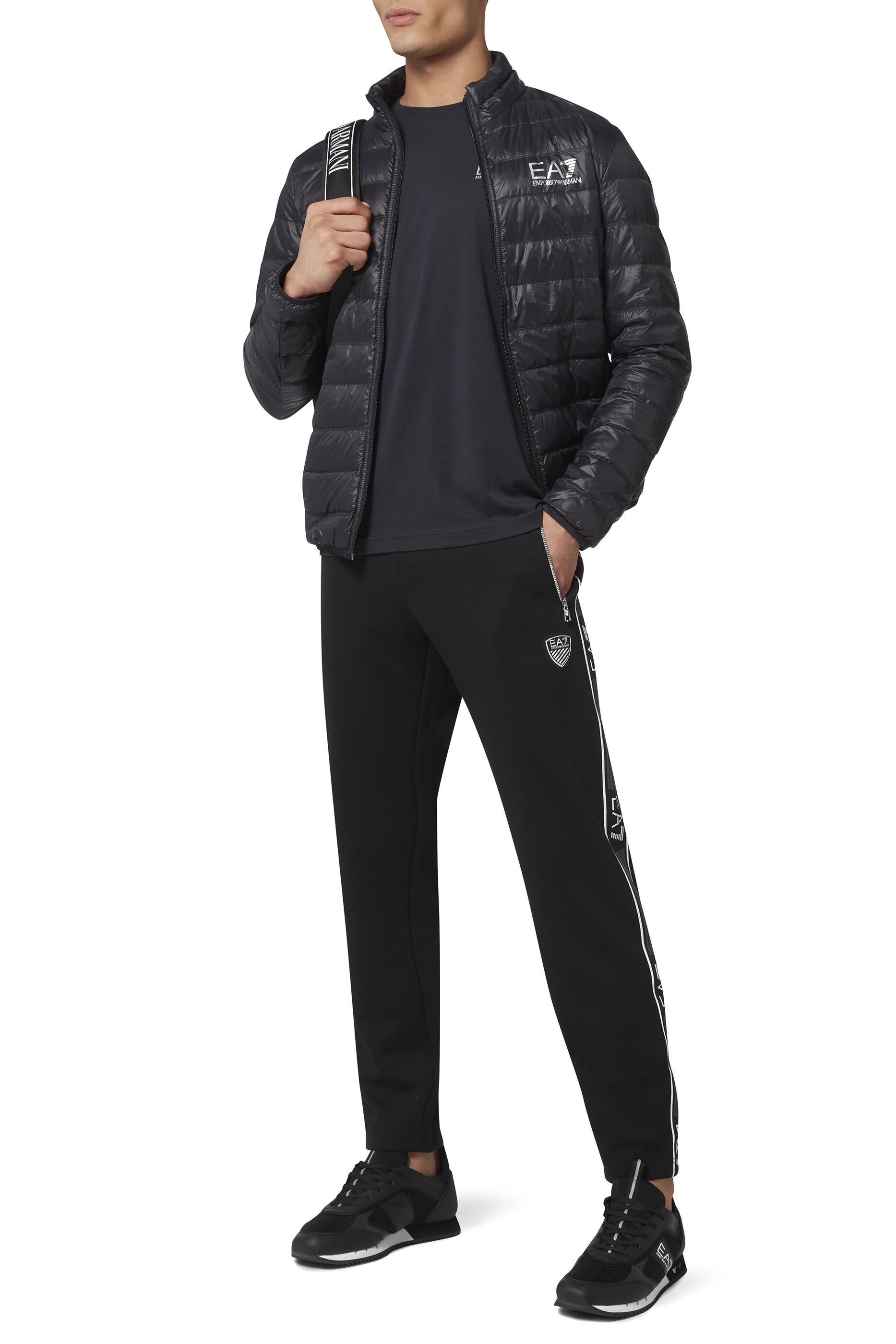 تي شيرت جيرسيه رياضي بشعار EA7