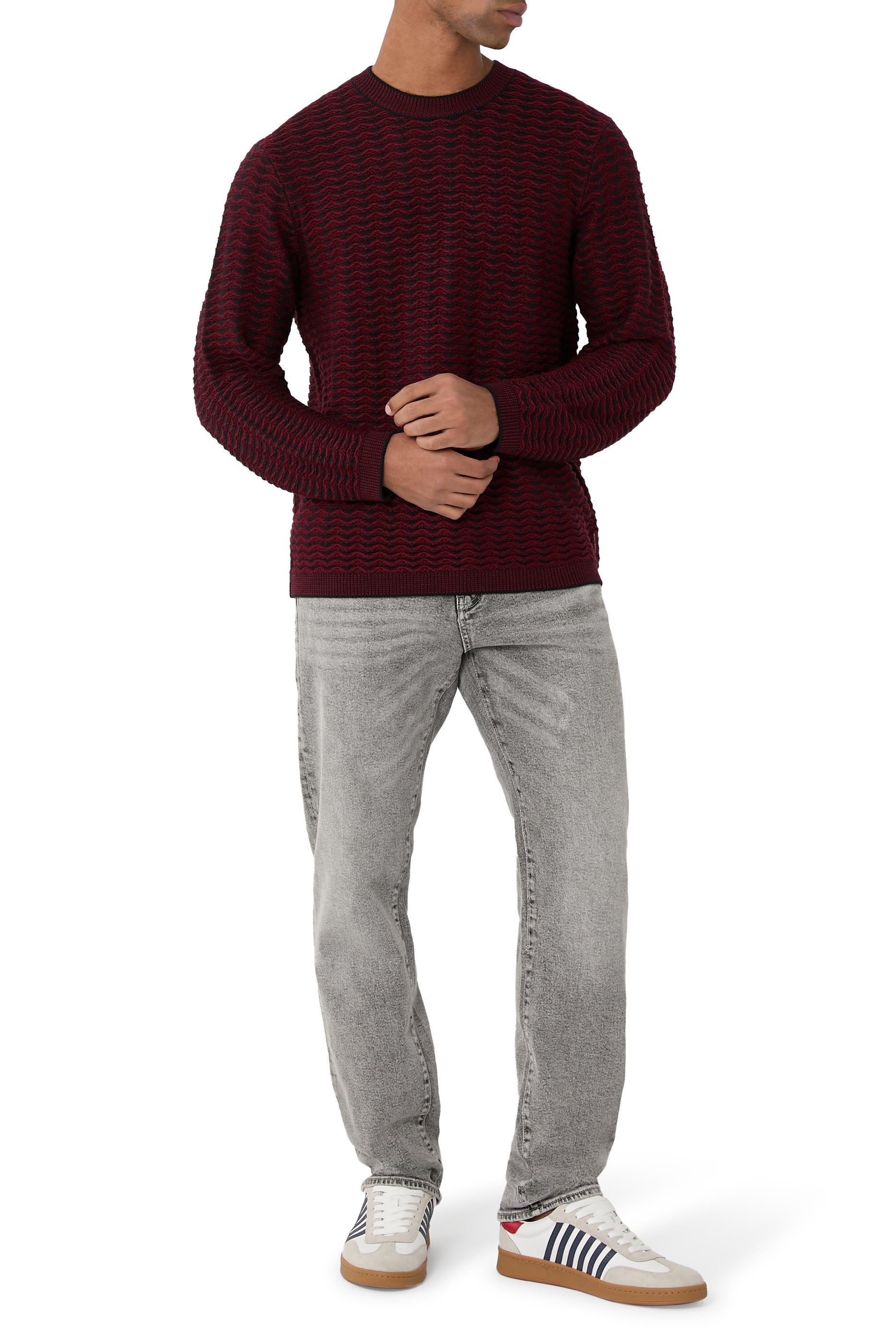 كنزة بتصميم جامعي مزينة بشعار الماركة