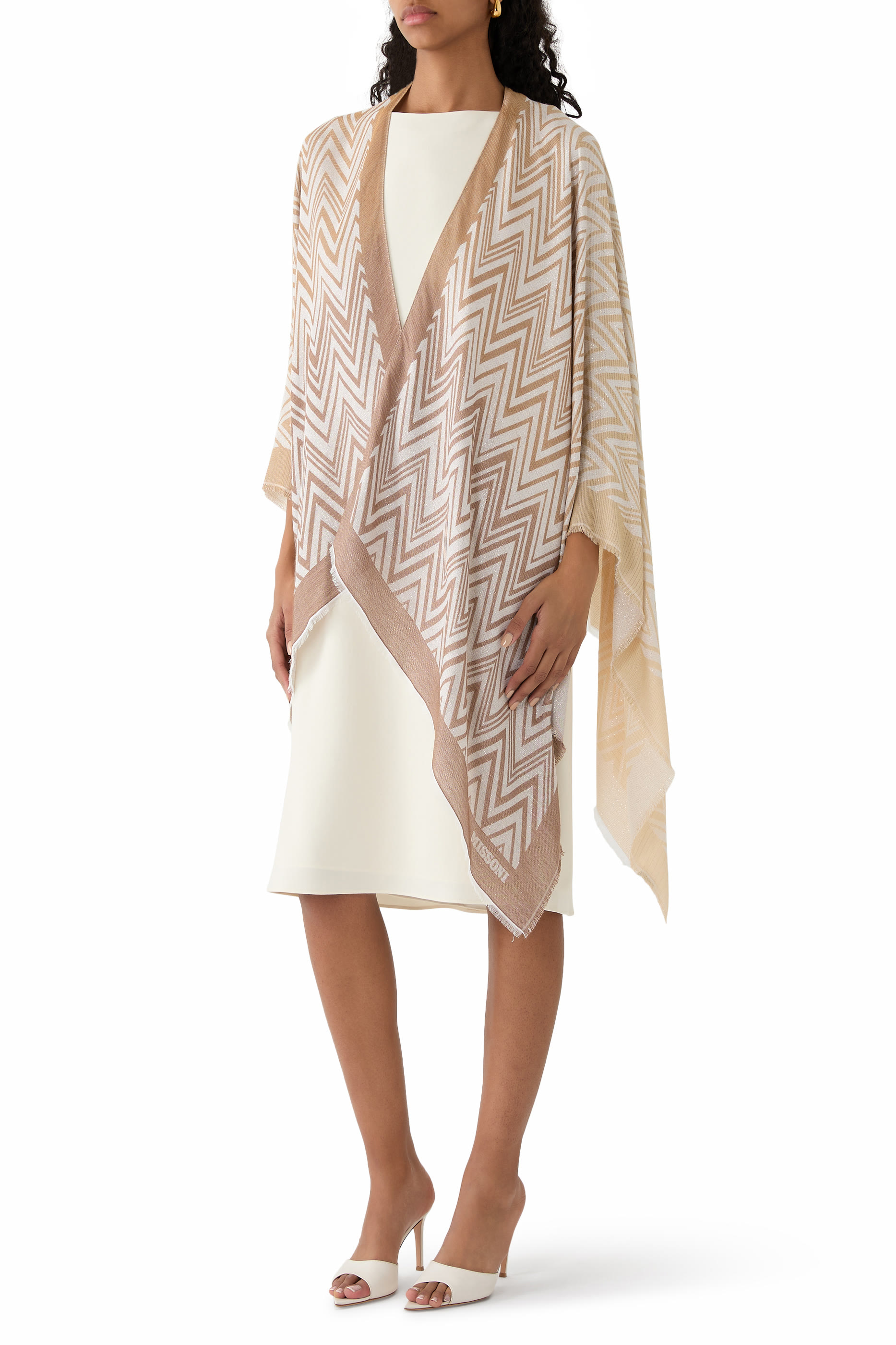 وشاح بنقشة خطوط متعرجة