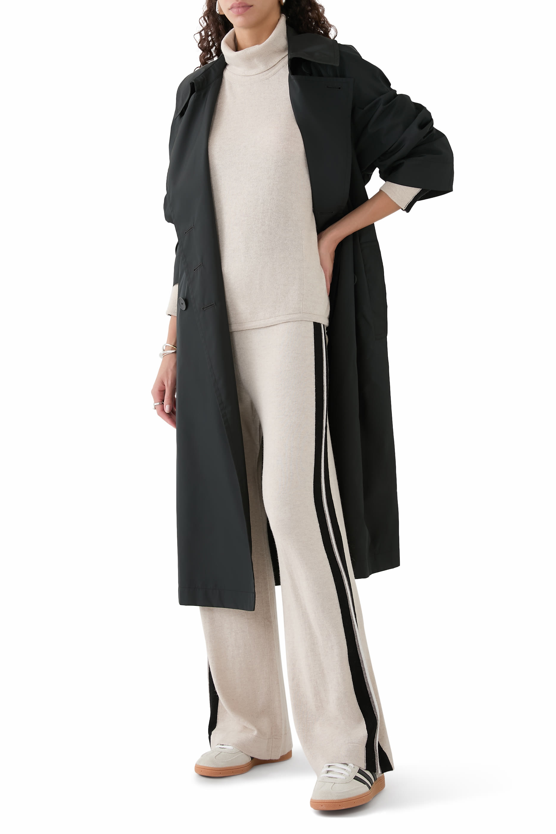 بنطال رياضي بقصة ساق واسعة بخطوط جانبية