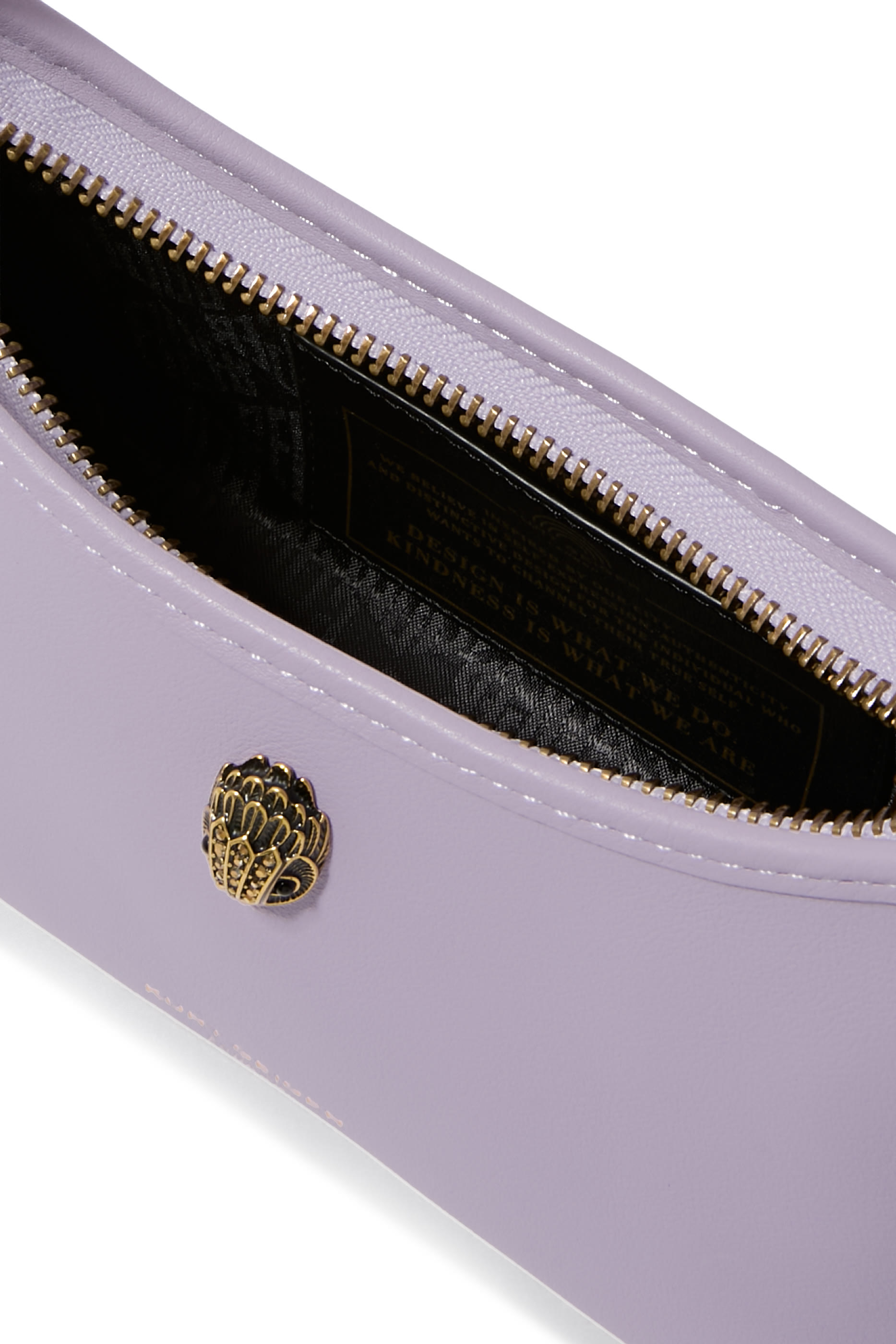 حقيبة بحمالة وشعار الماركة