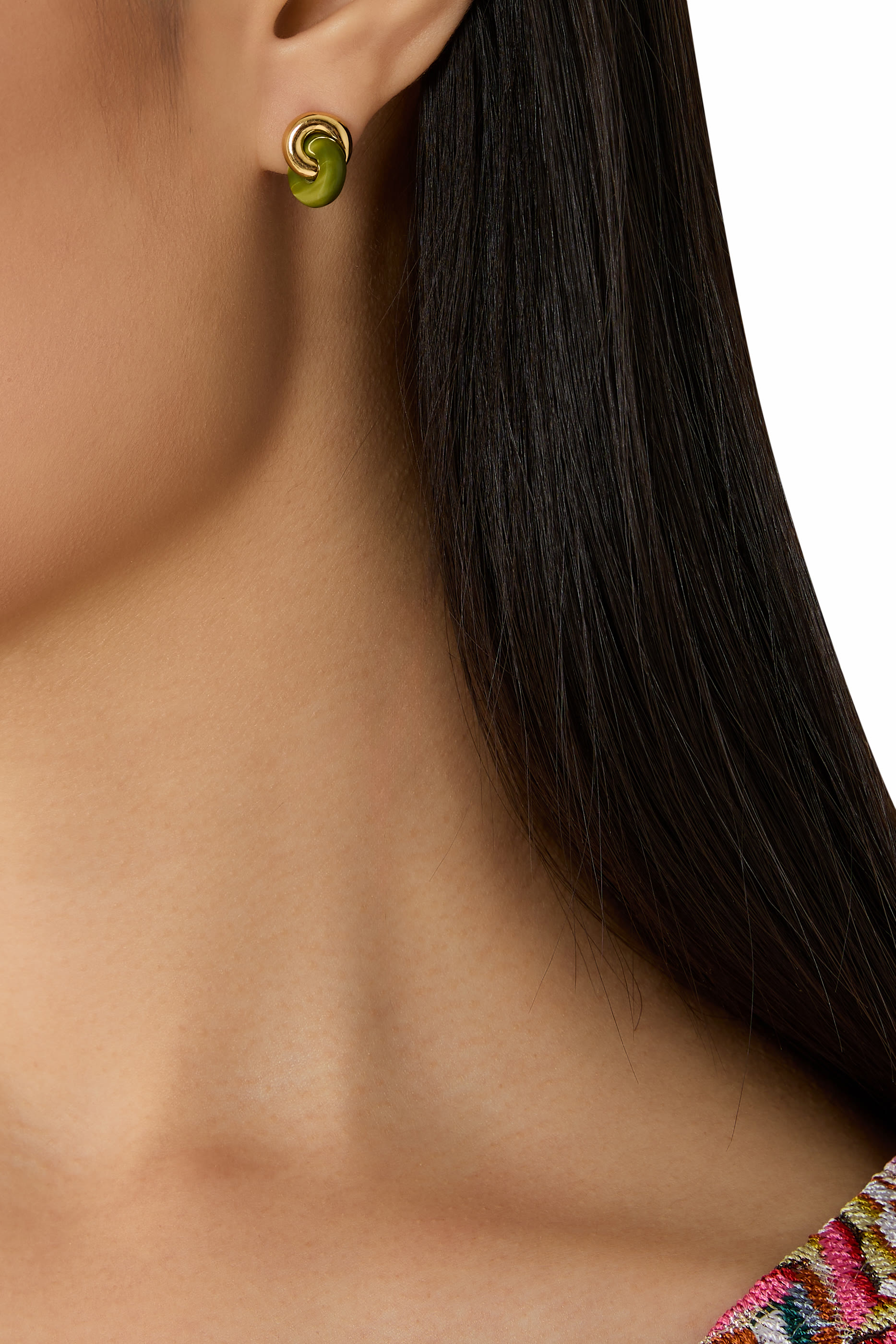 أقراط بتصميم متداخل بلونين، أحجار زركونيا مكعبة وأسيتات