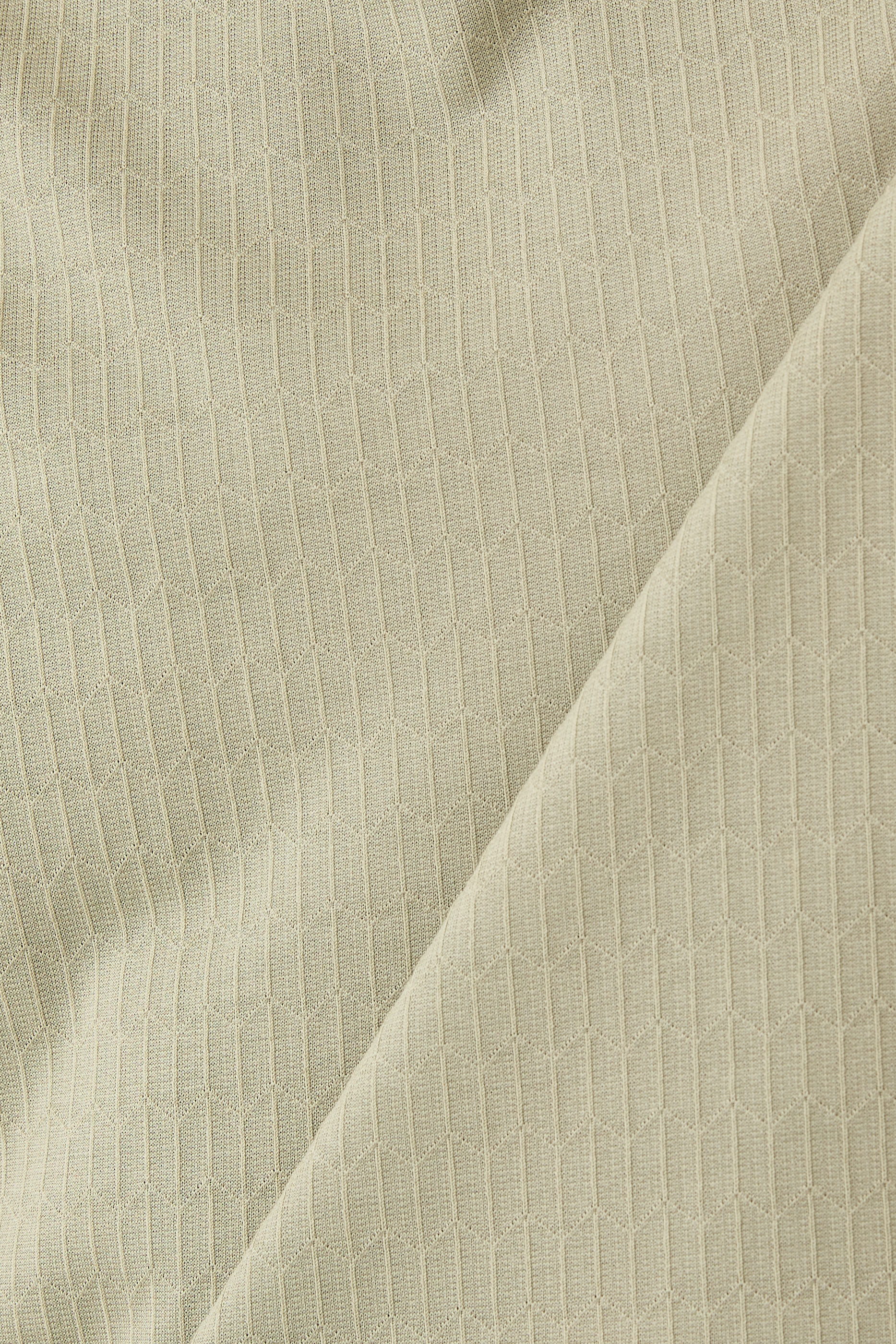 تيشيرت بأكمام قصيرة