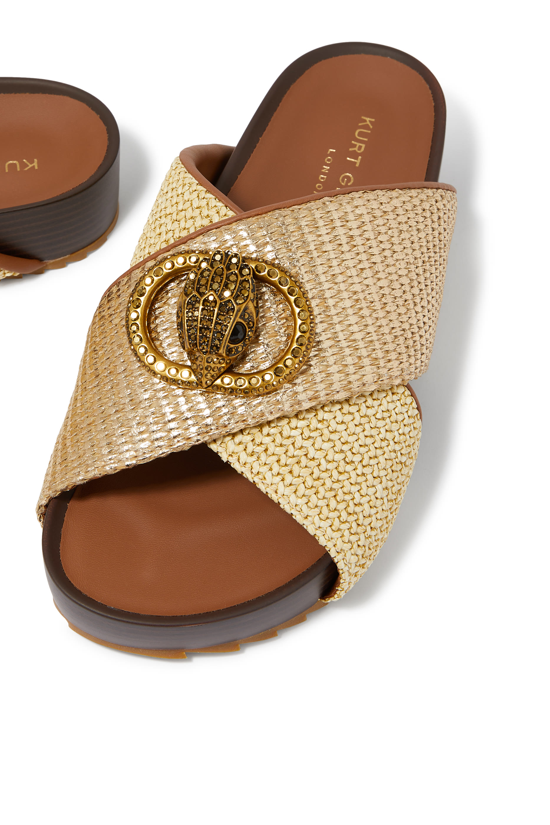 حذاء خفيف تشيلسيا بسيور بتصميم متقاطعة