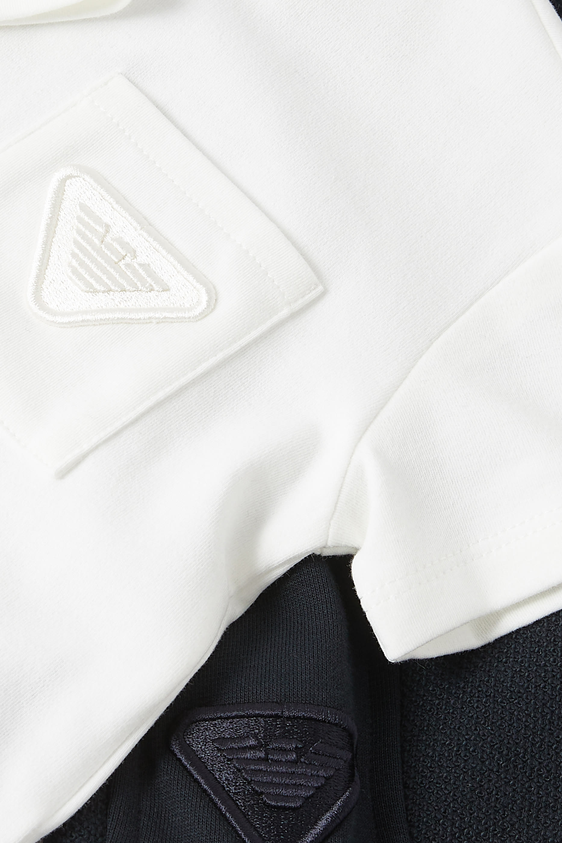 طقم تيشيرت وشورت مطرز بشعار الماركة مزيج قطن للأطفال