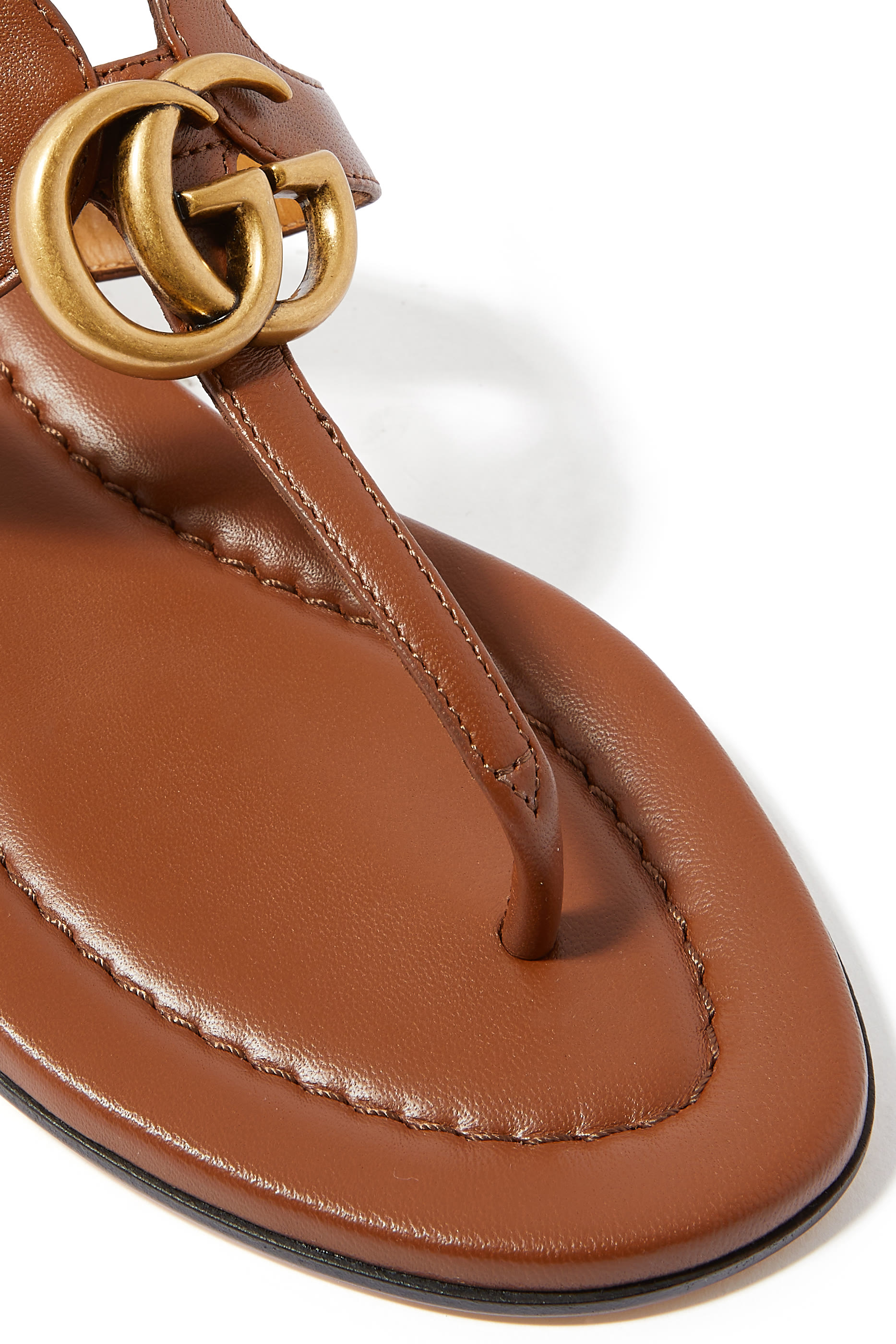 صندل جلد بنعل مسطح بحرفي شعار الماركة