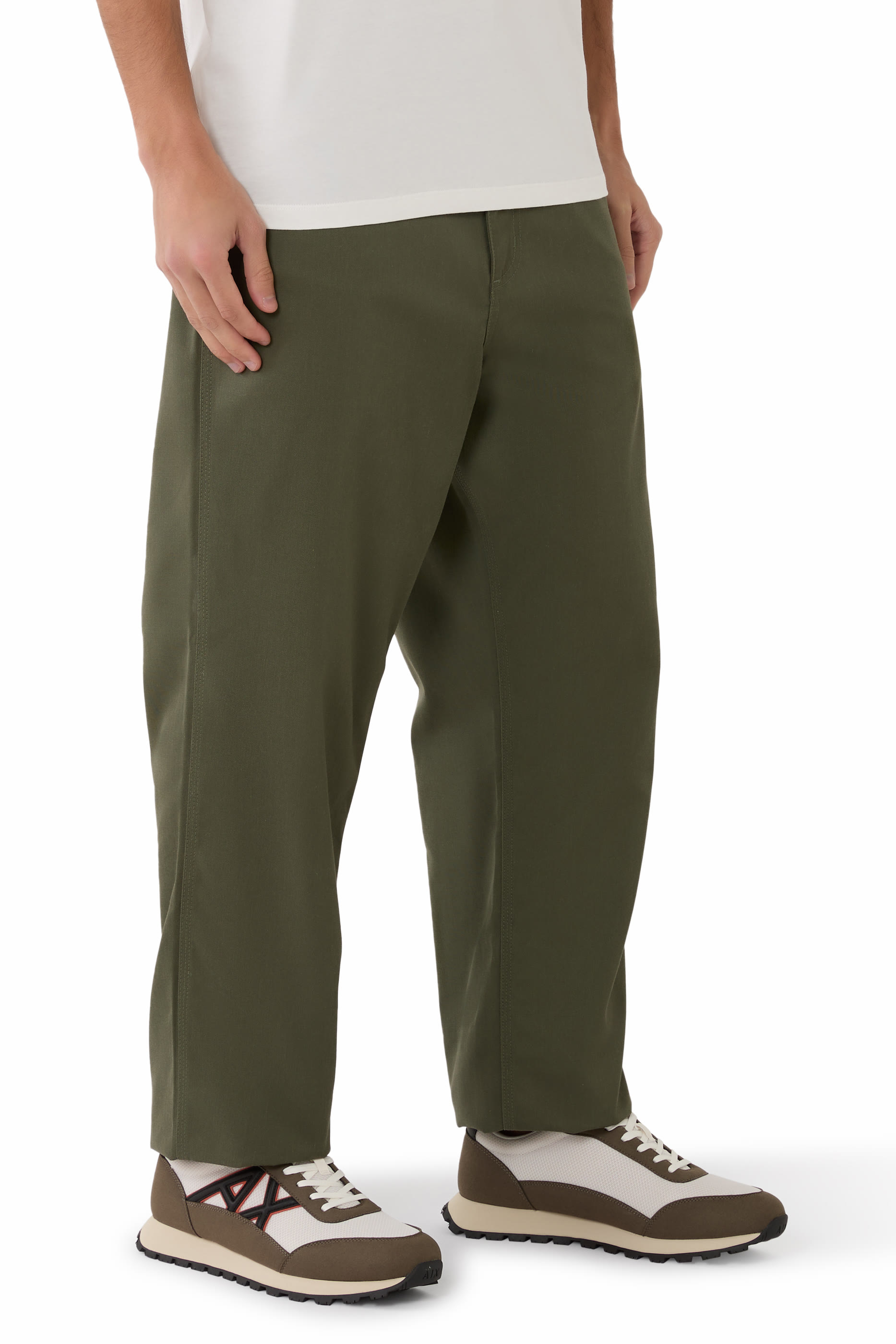 سنيكرز بكاحل منخفض ونقشة شعار الماركة على الجانب