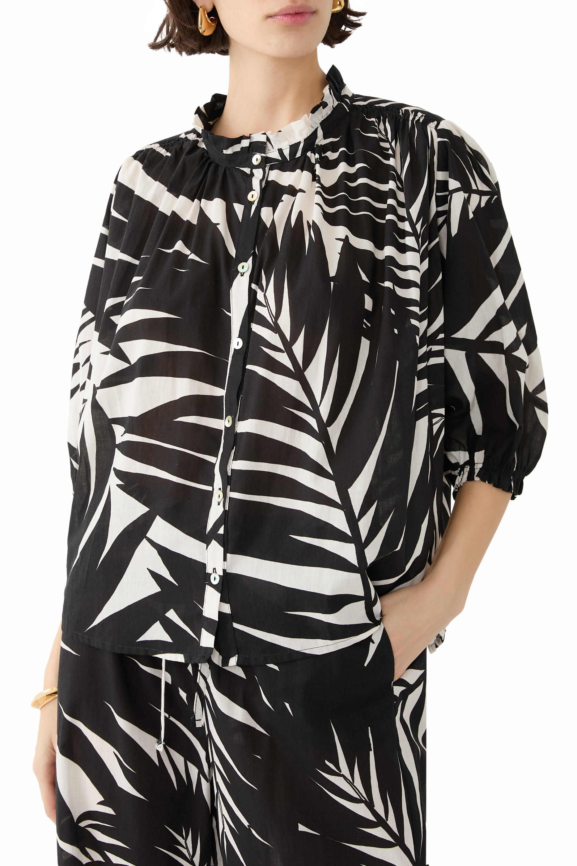 قميص بأكمام قصيرة وطبعة نخيل