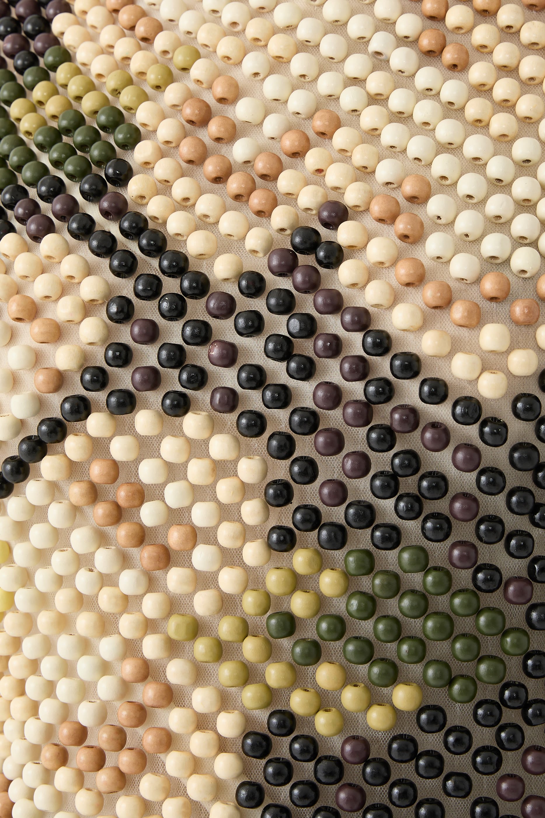 بلوزة بنقشة زهور أقحوان مطرزة بخرز خشبي