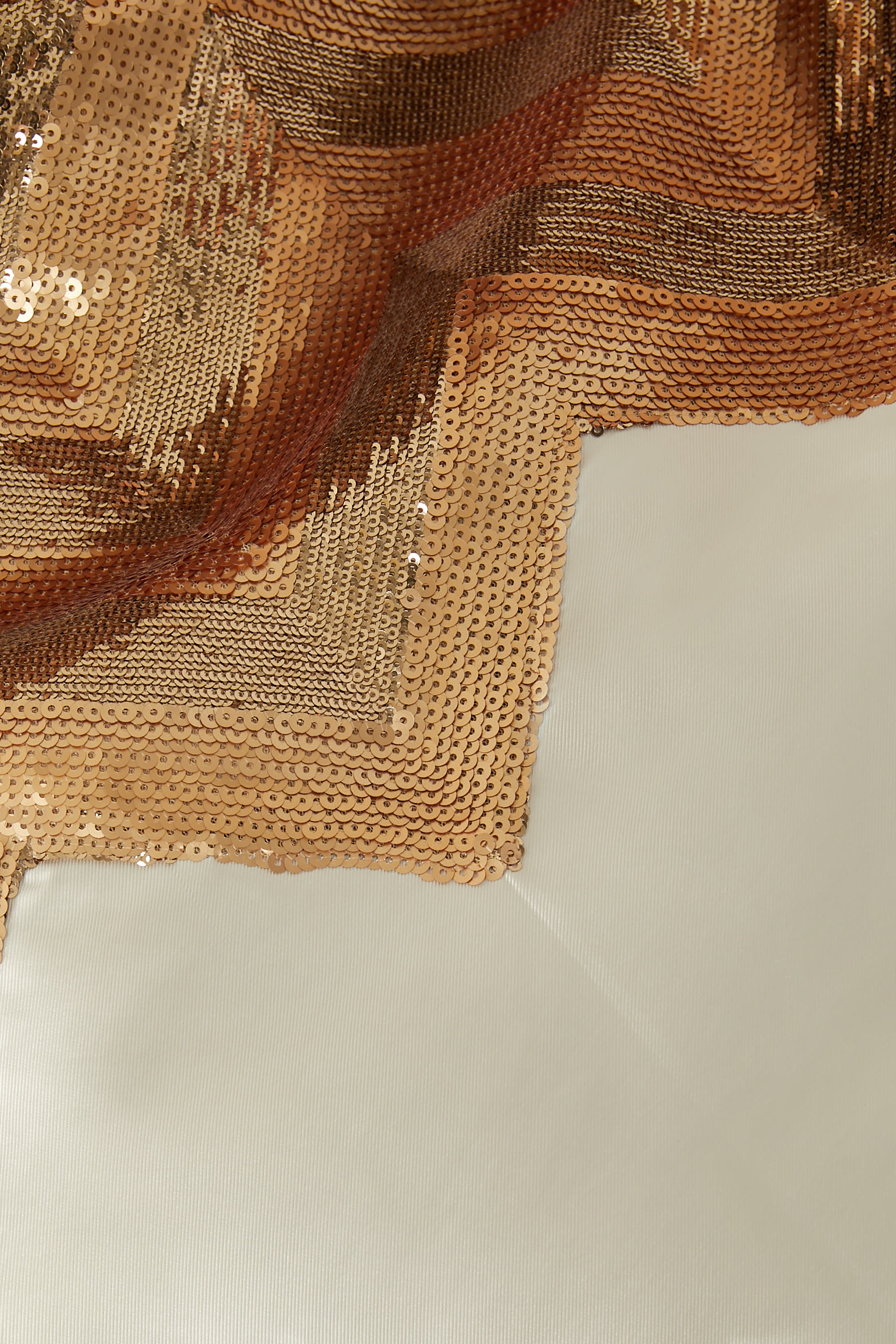 قفطان مطرز بنقشة خطوط شيفرون بترتر