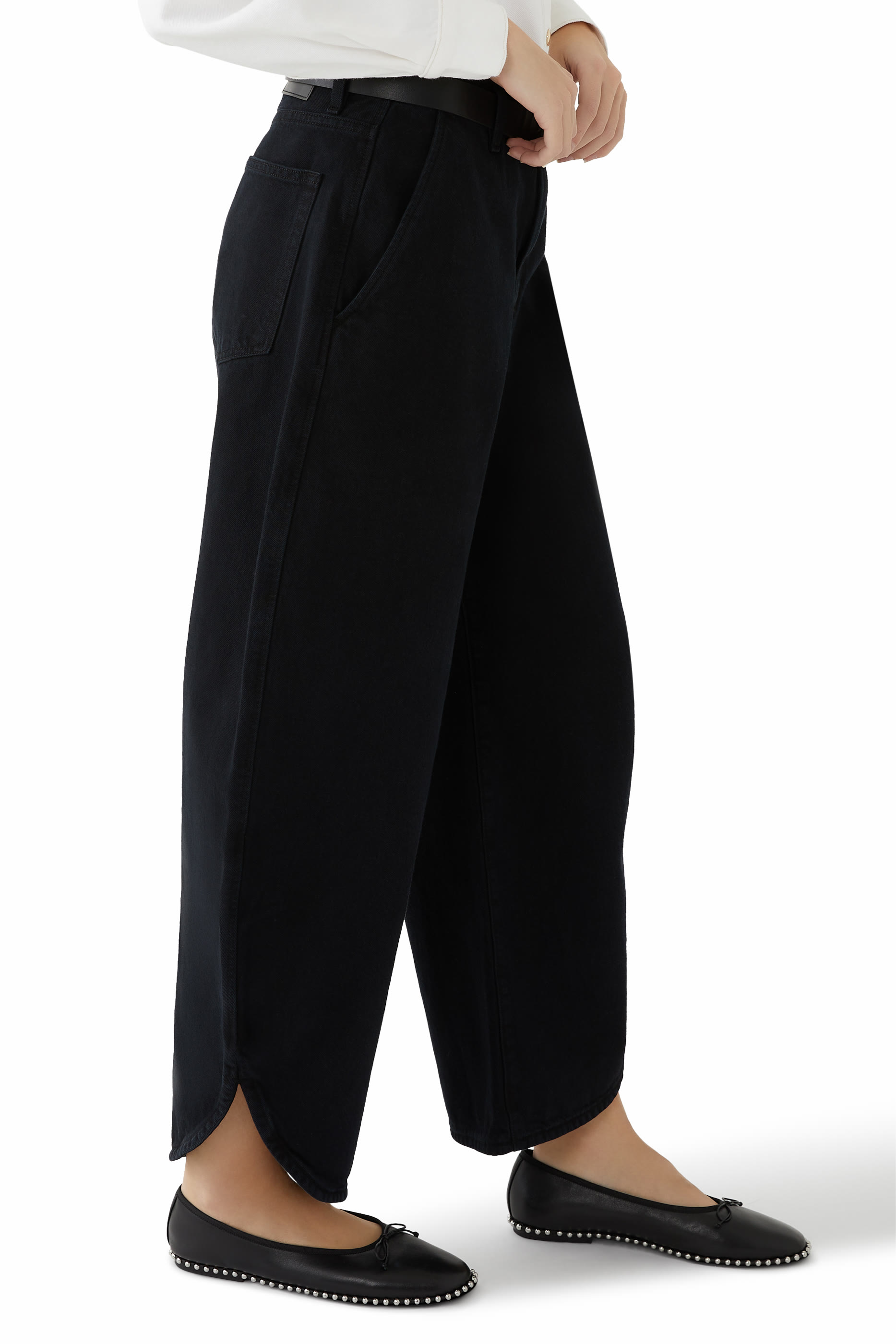 حذاء لينا بنعل مسطح وتفاصيل سلسلة كروية