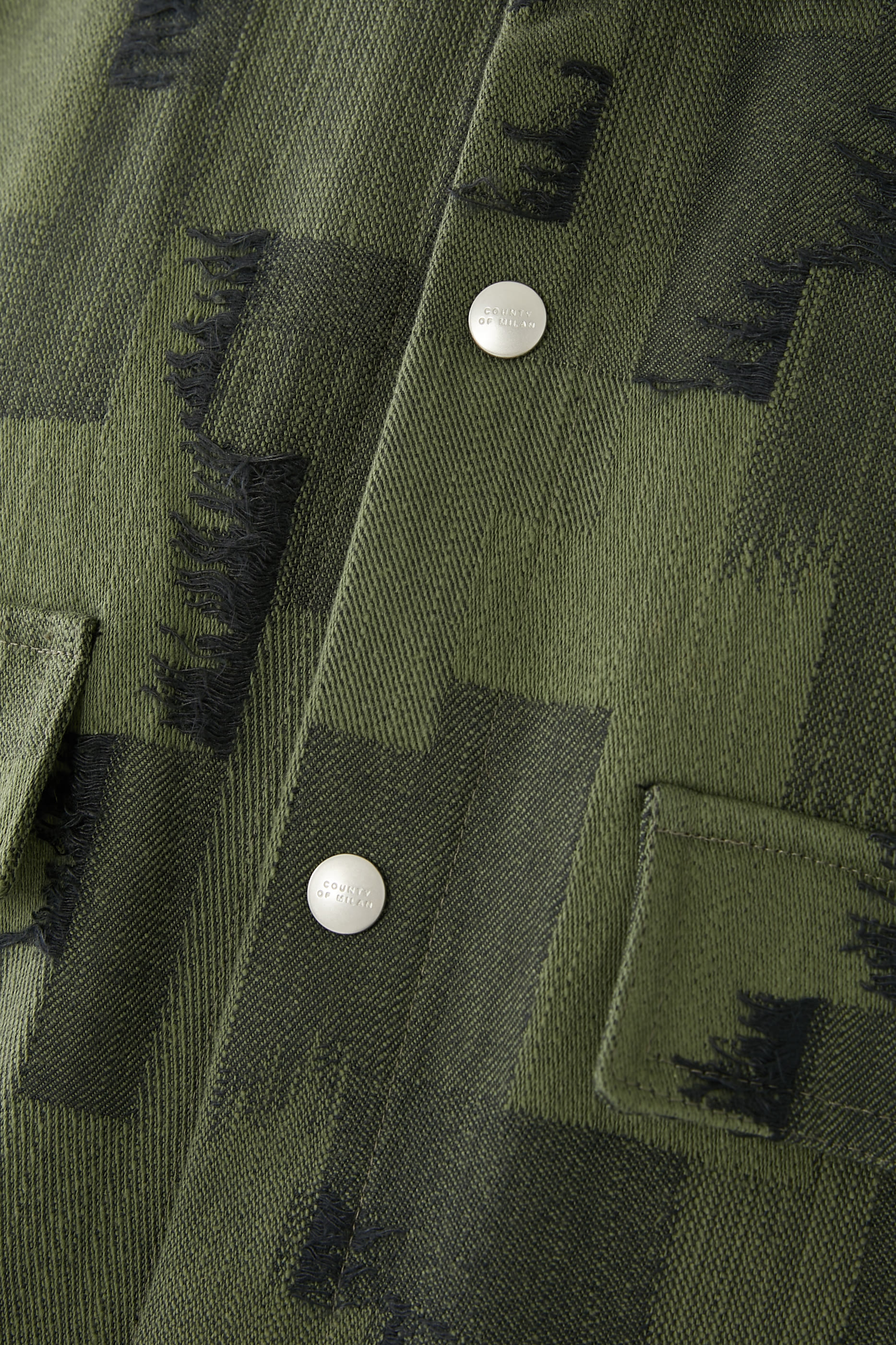 قميص ايه او بي بتصميم جاكيت بنقشة شعار معين