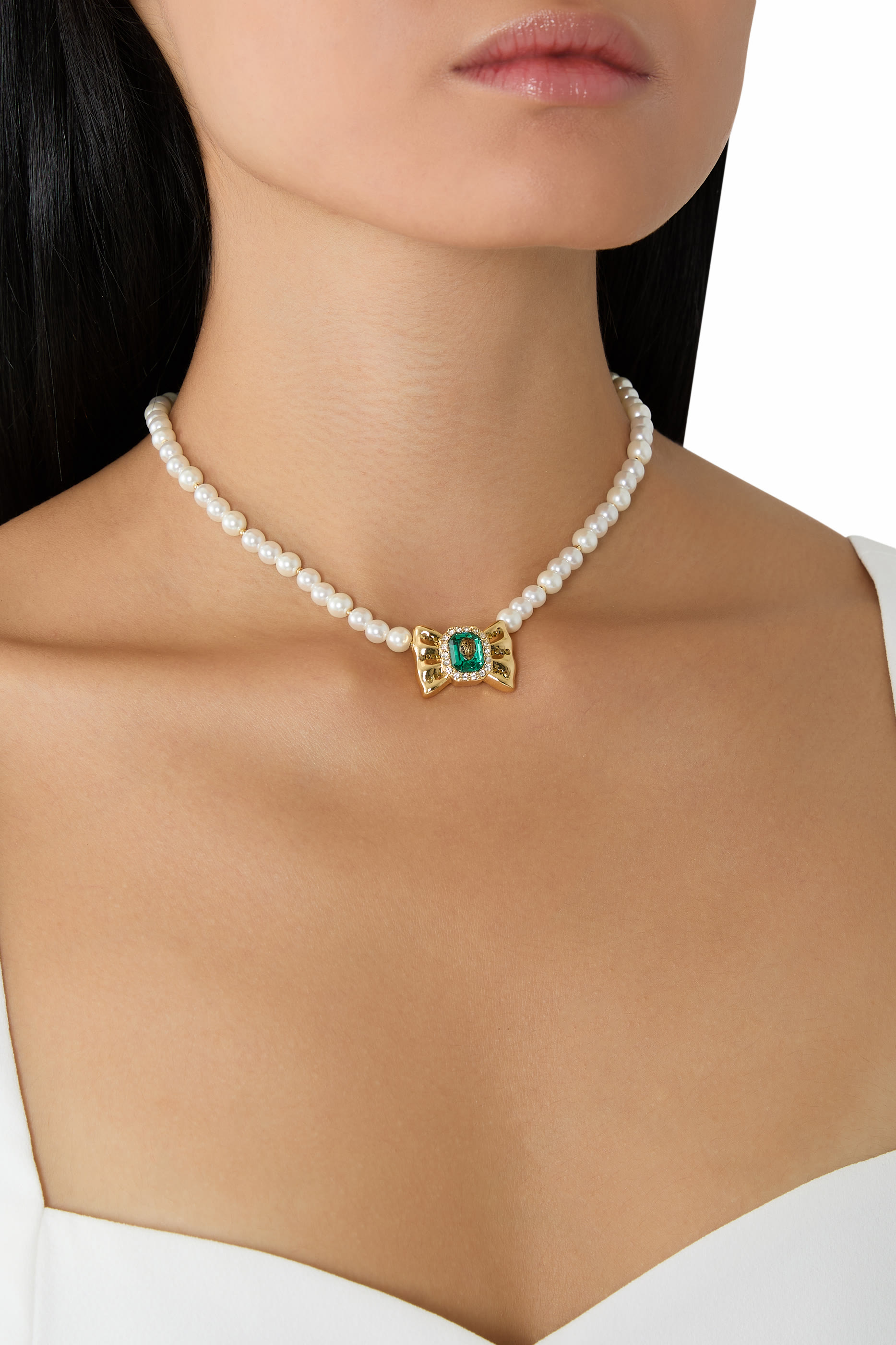 قلادة مرصعة بلؤلؤ بحلية بتصميم فيونكة
