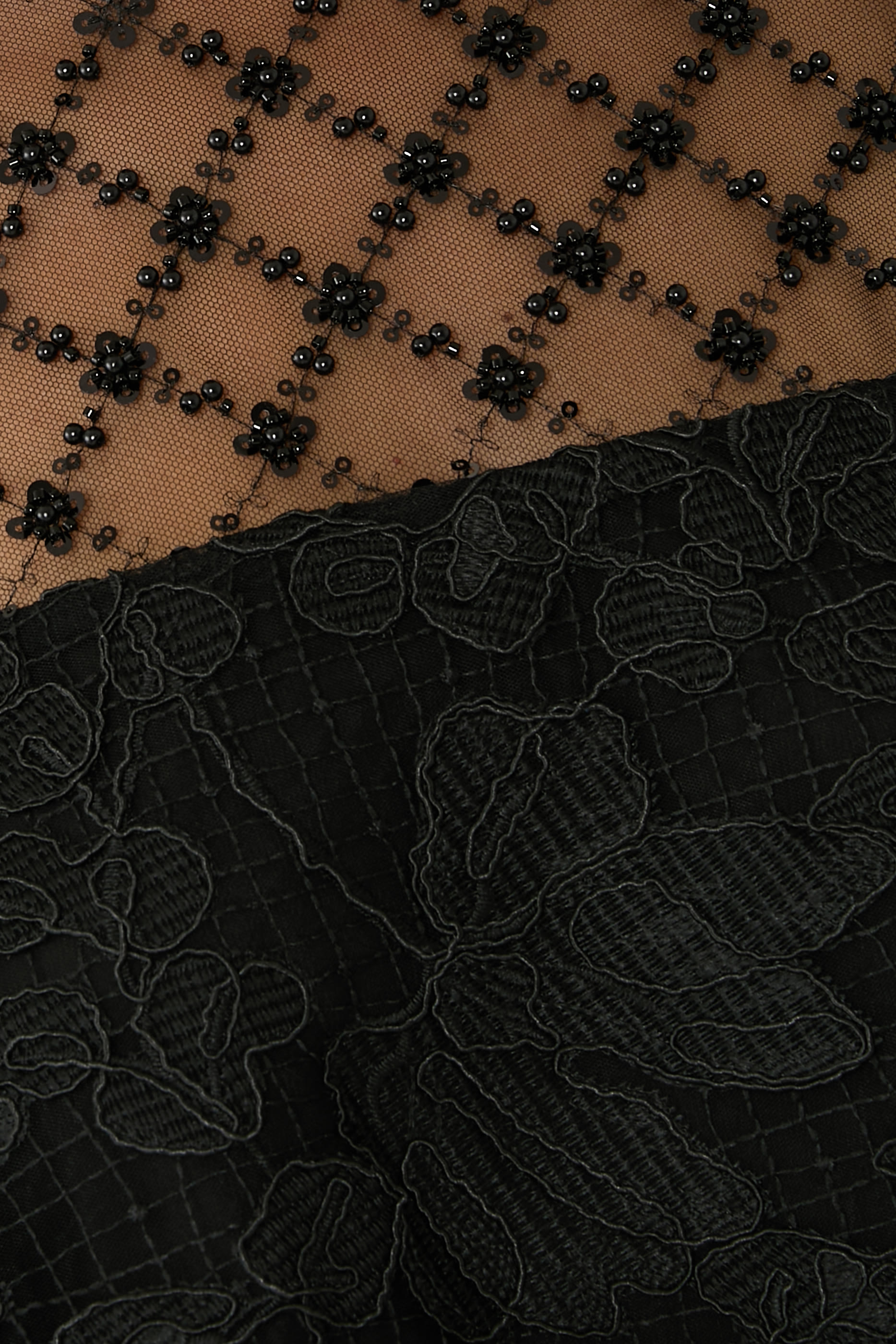 بلوزة دانتيل وأورجانزا