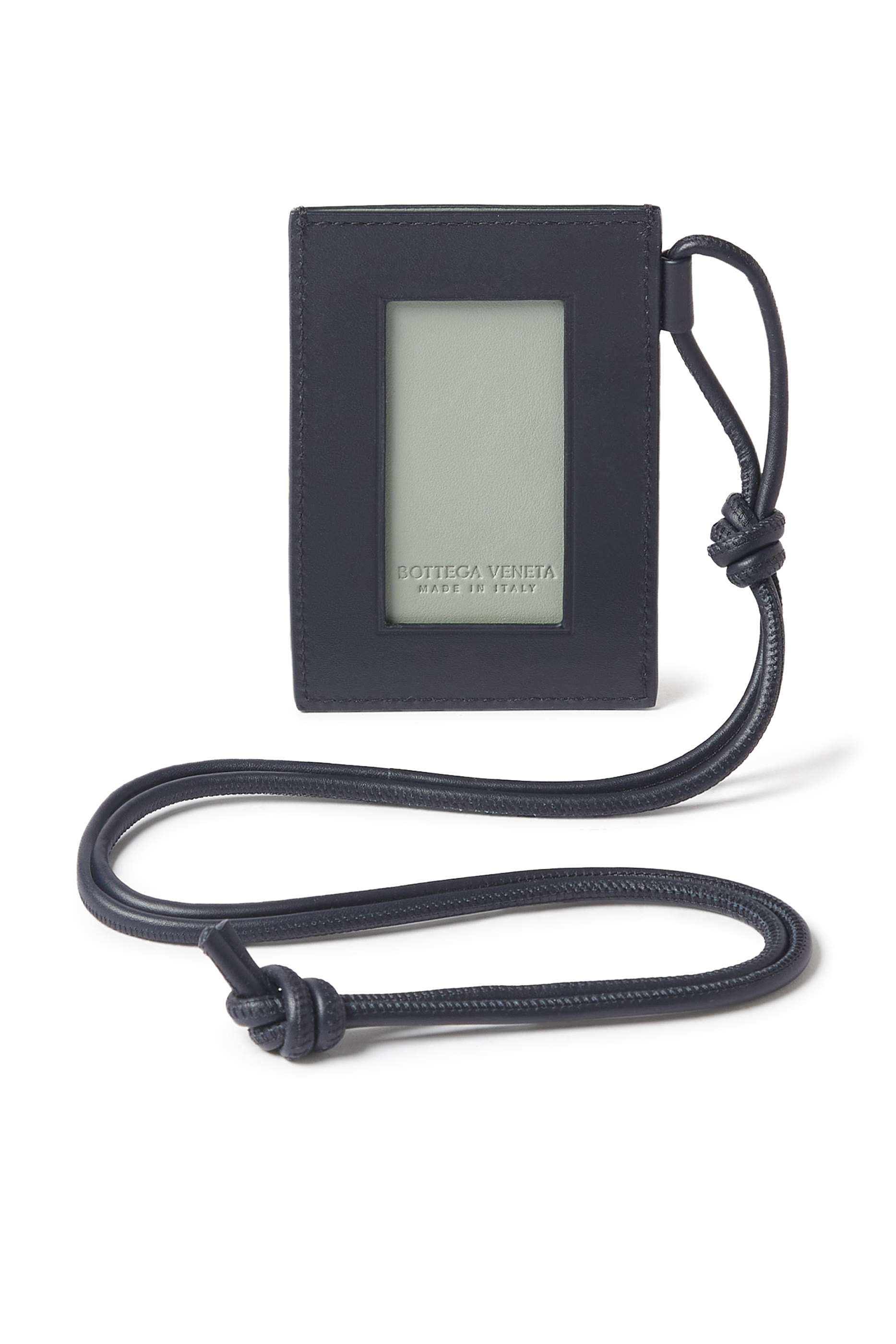 حافظة شارة بتصميم مجدول