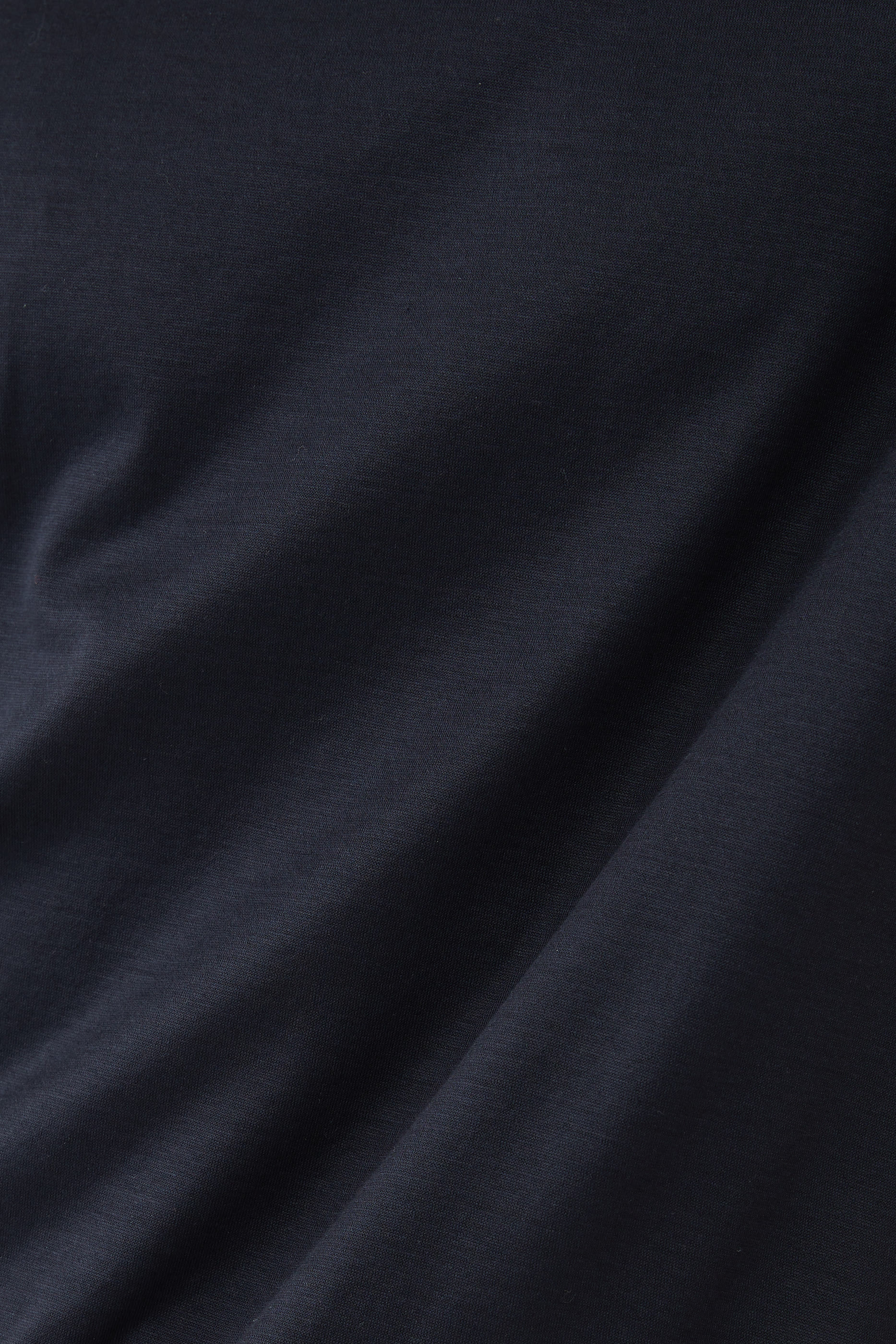 تيشيرت بشريط بشعار الماركة