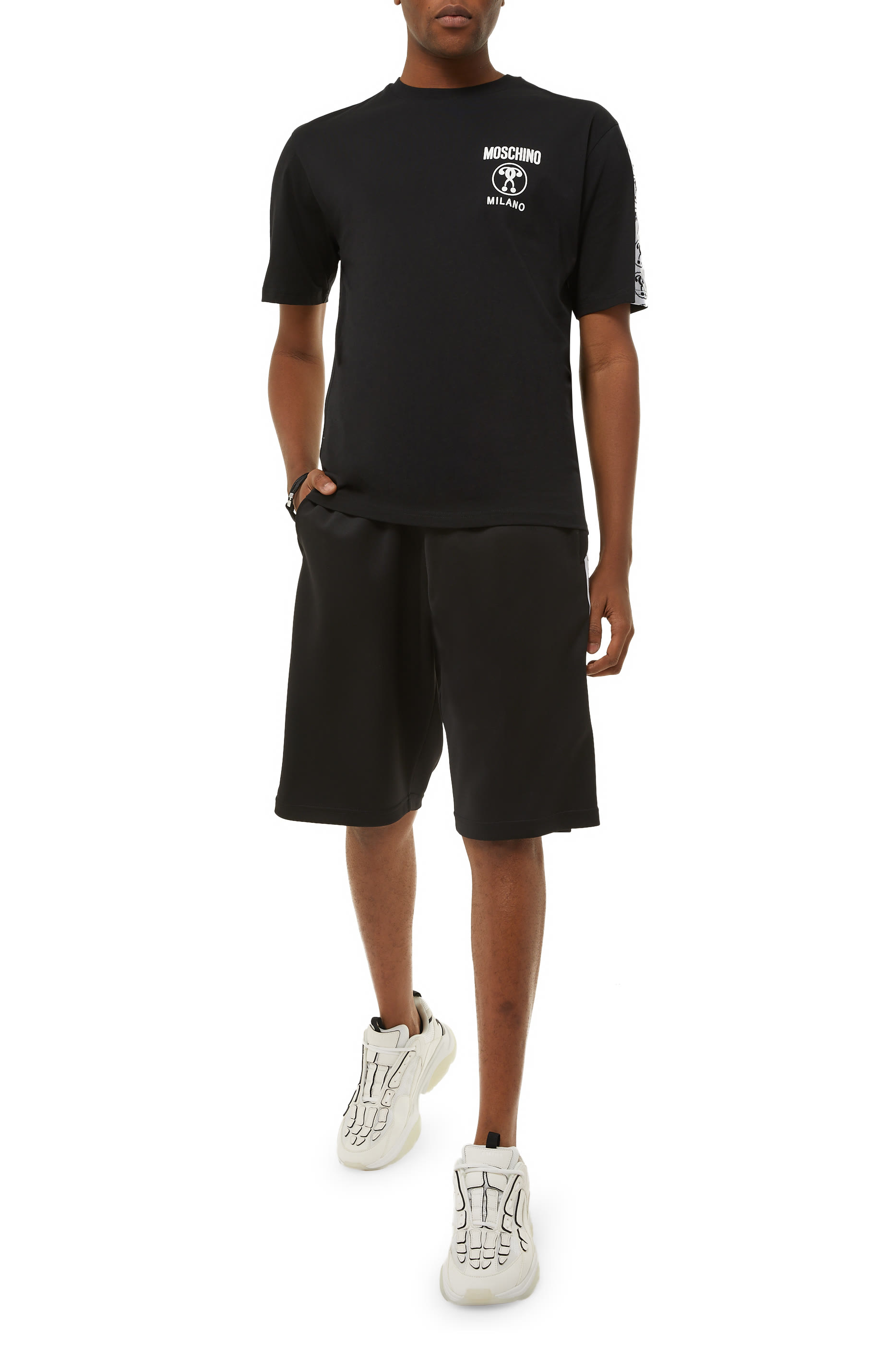 تيشيرت بياقة ضيقة وبشريط بشعار الماركة