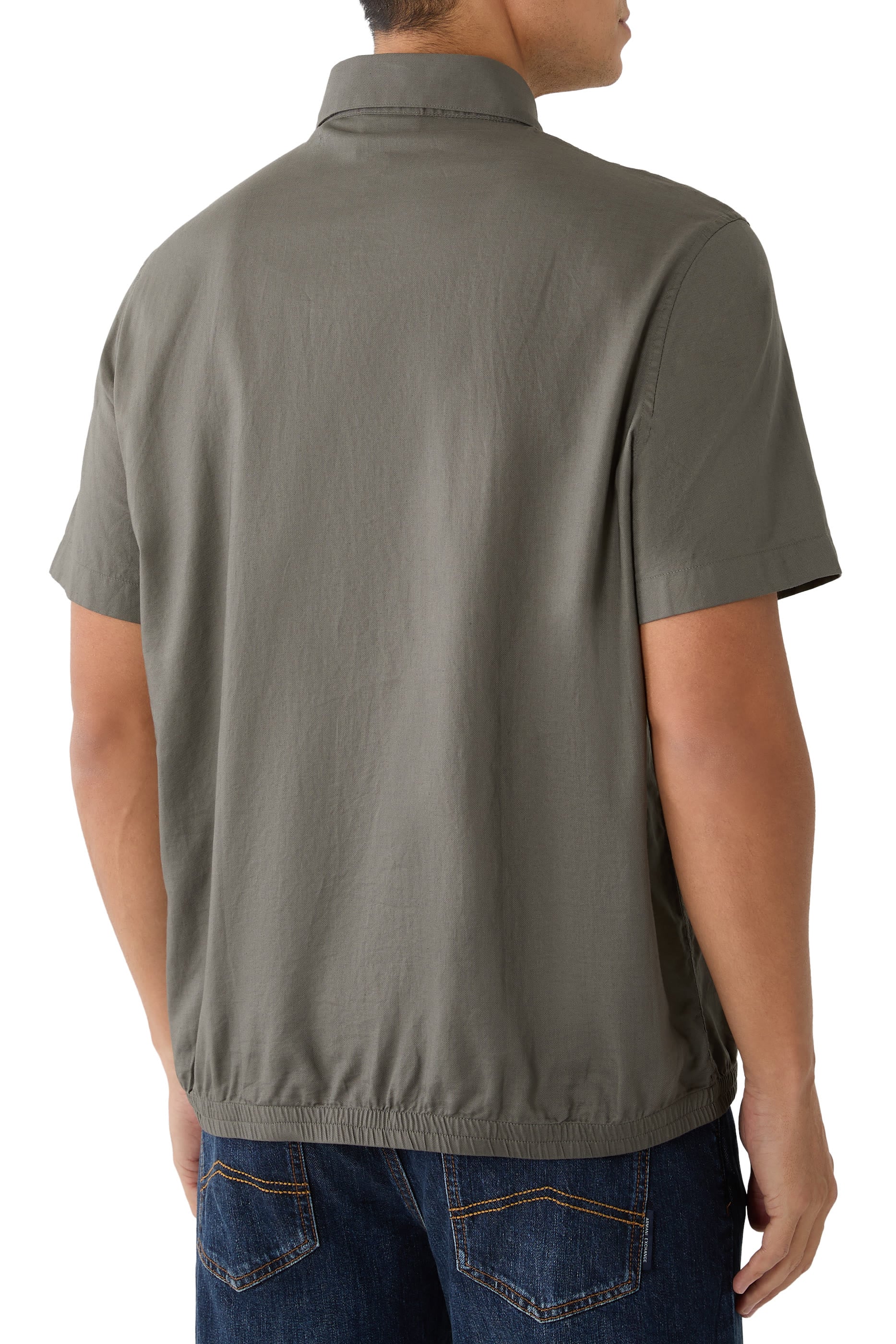 قميص بأزرار للإغلاق وحافة مطاطية