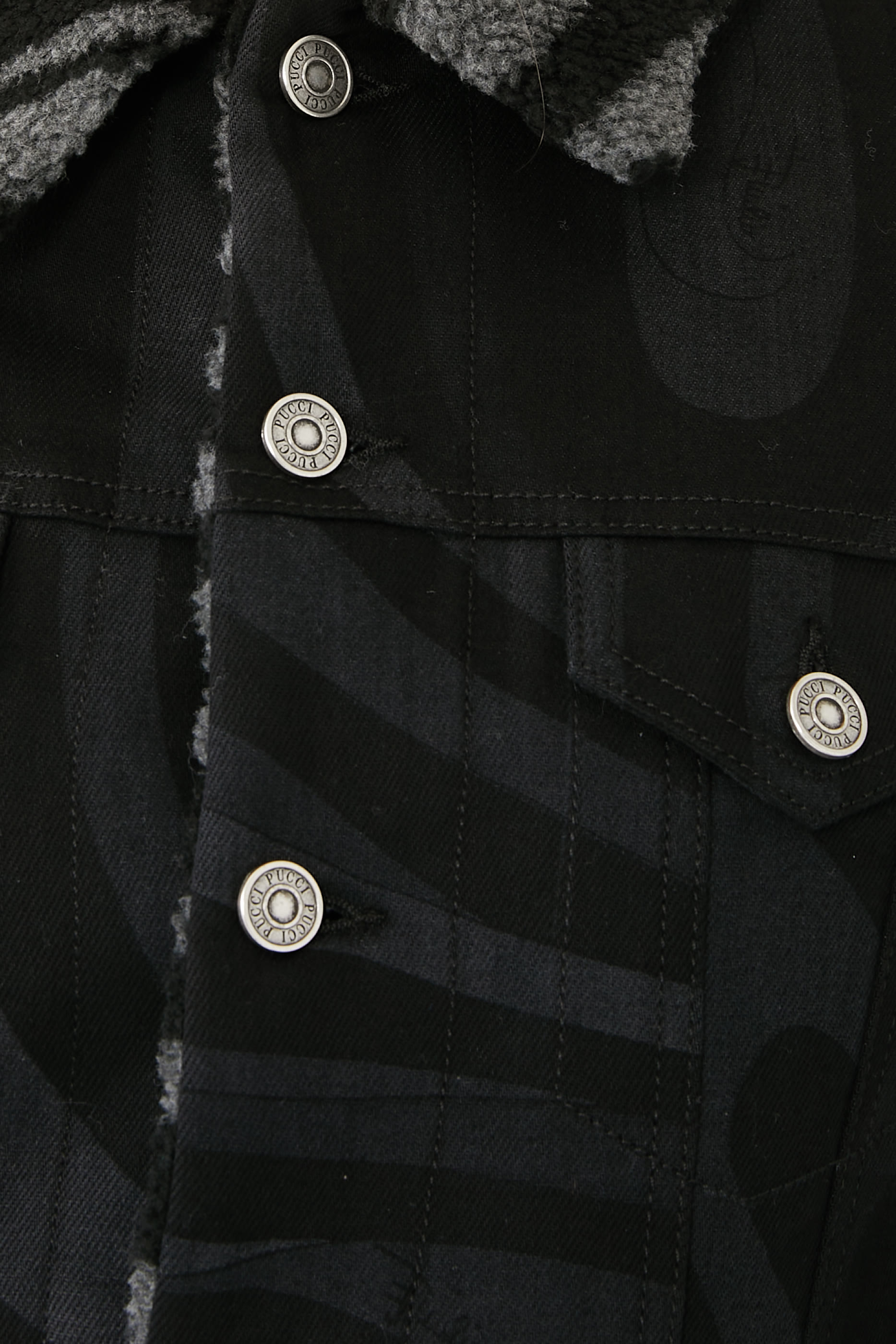 جاكيت دنيم بطبعة مارمو