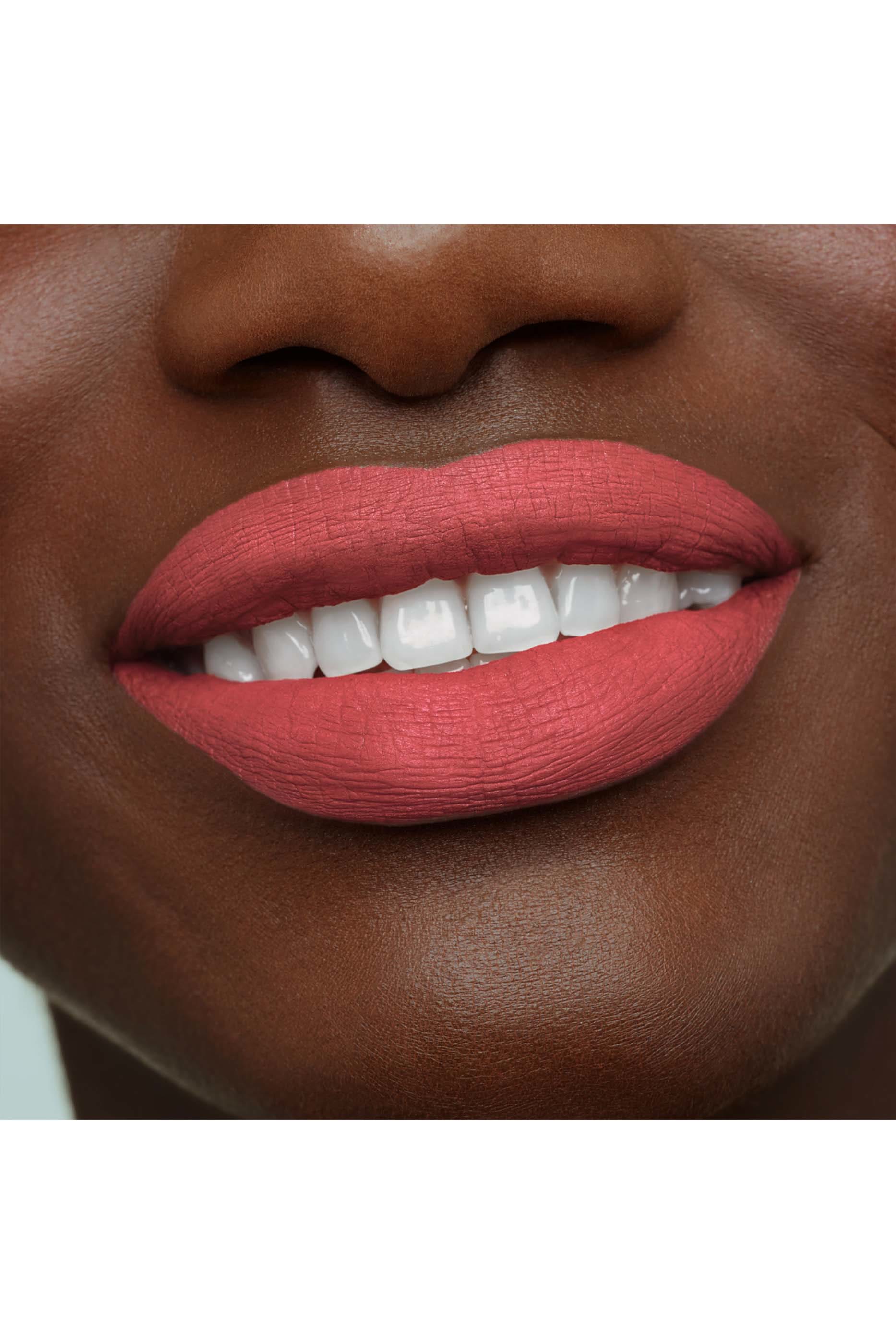 أحمر شفاه يتركيبة سائلة غير لامعة