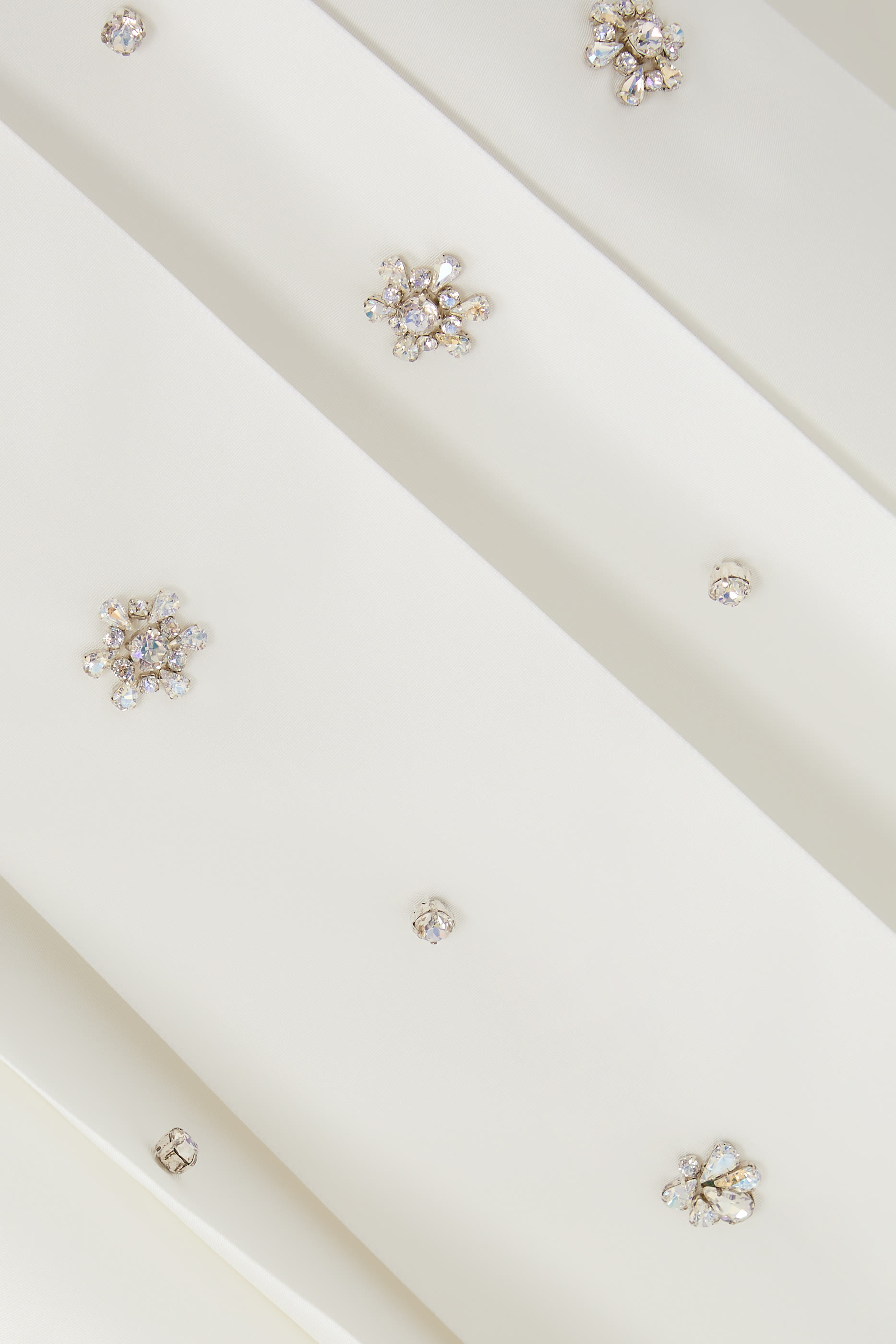 تنورة متوسطة الطول بطيات مرصعة بكريستال 