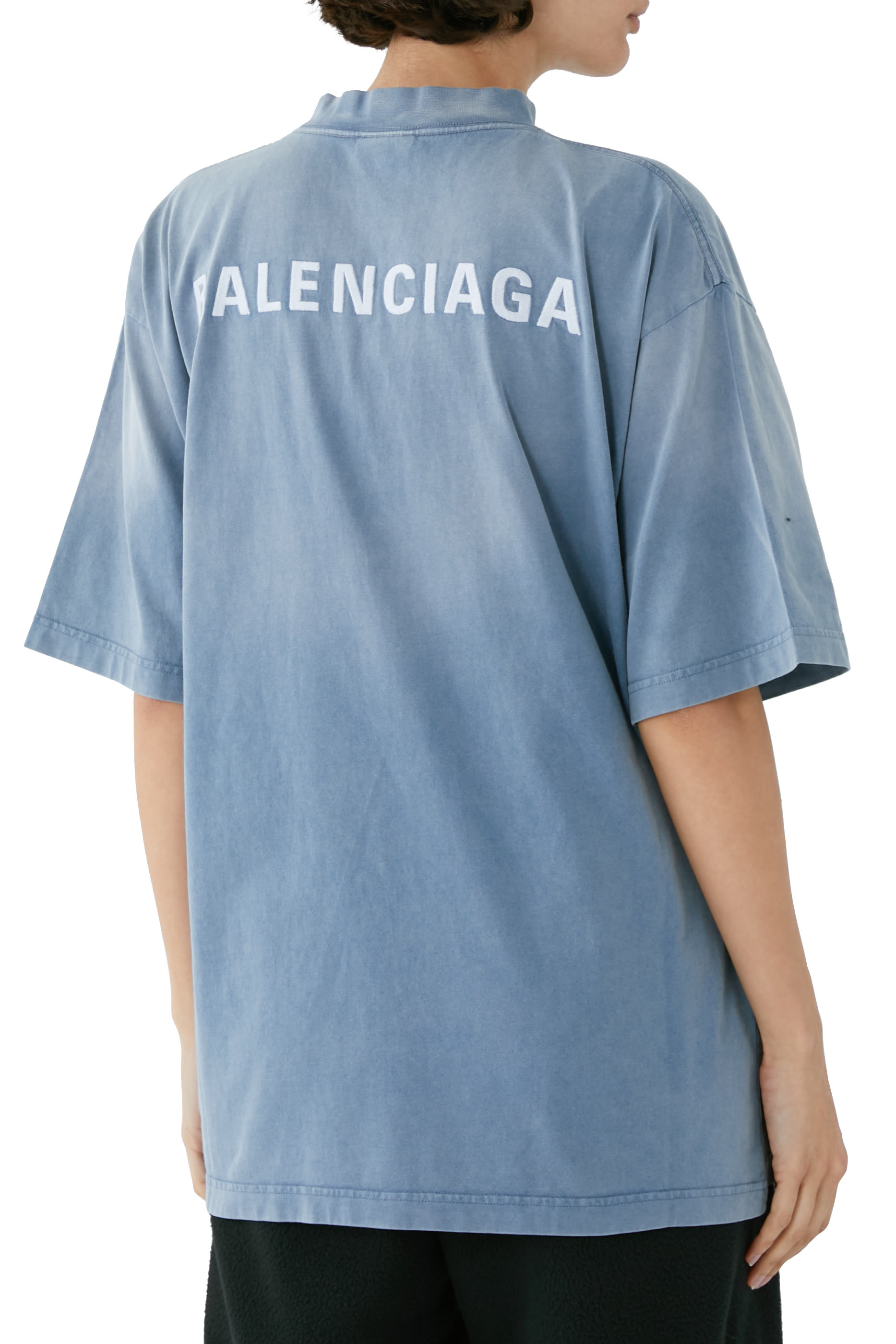 تيشيرت بطبعات شعار الماركة