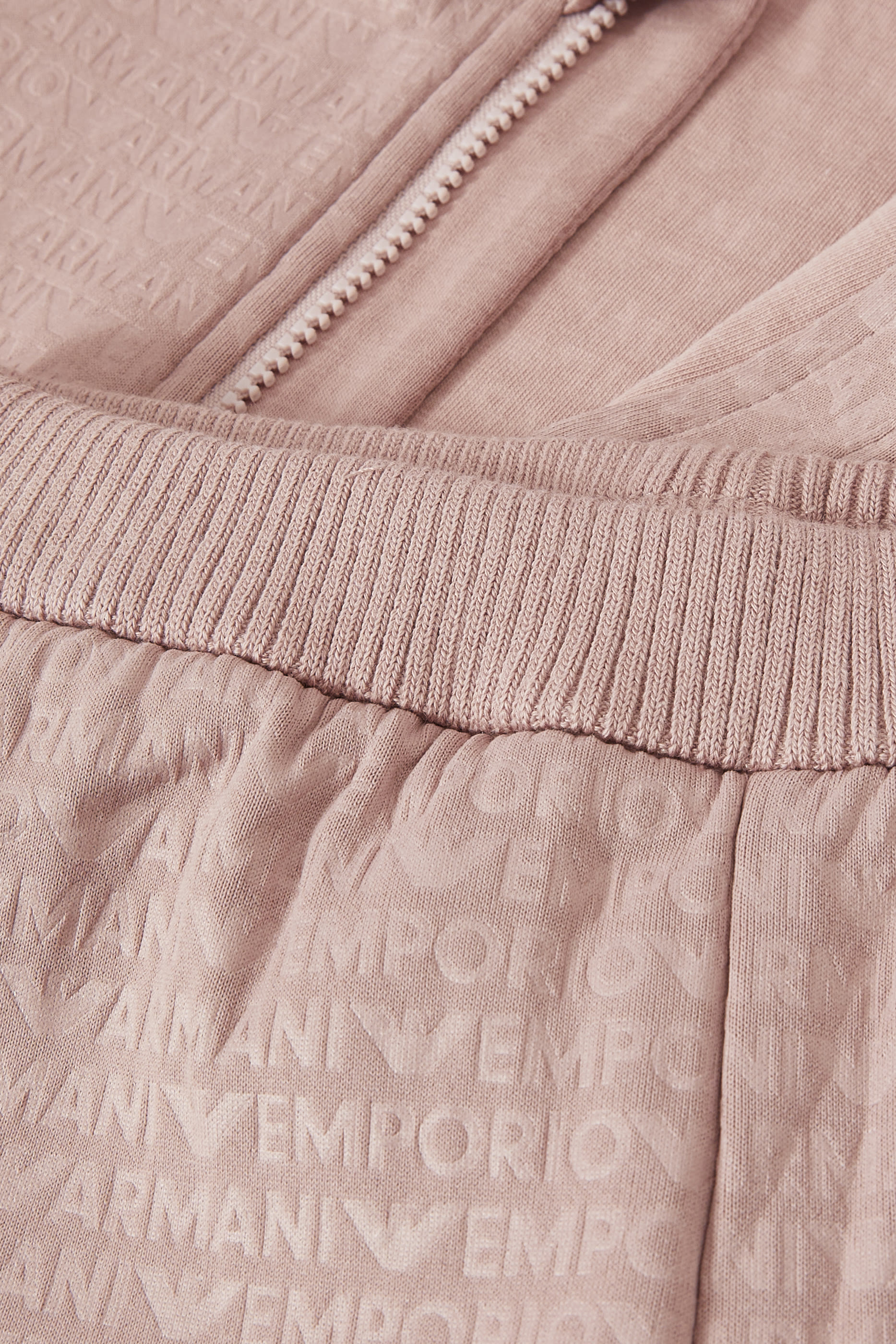 بدلة رياضية مع سترة بسحاب بشعار الماركة بالكامل