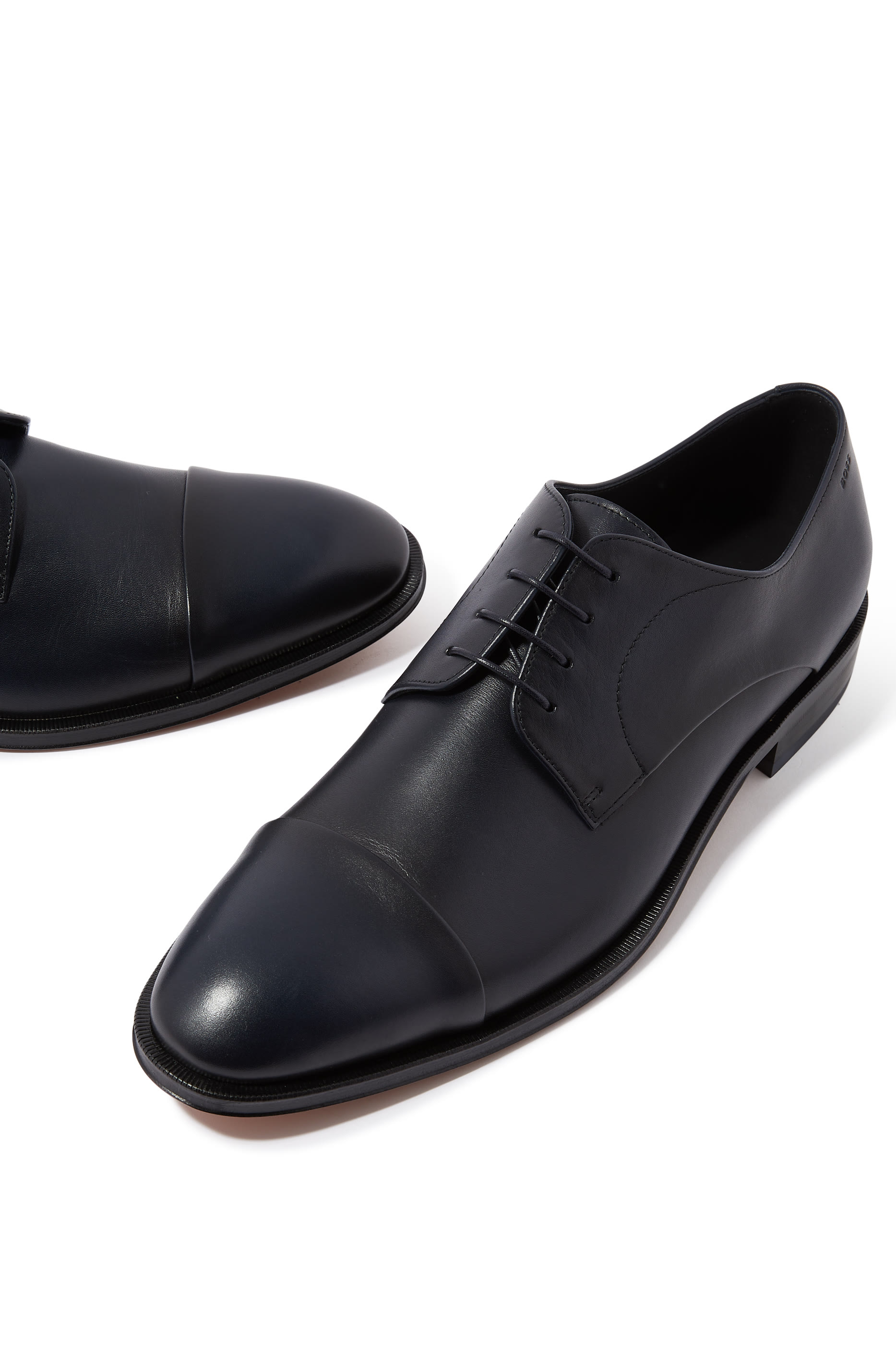 حذاء ديربي بشعار الماركة