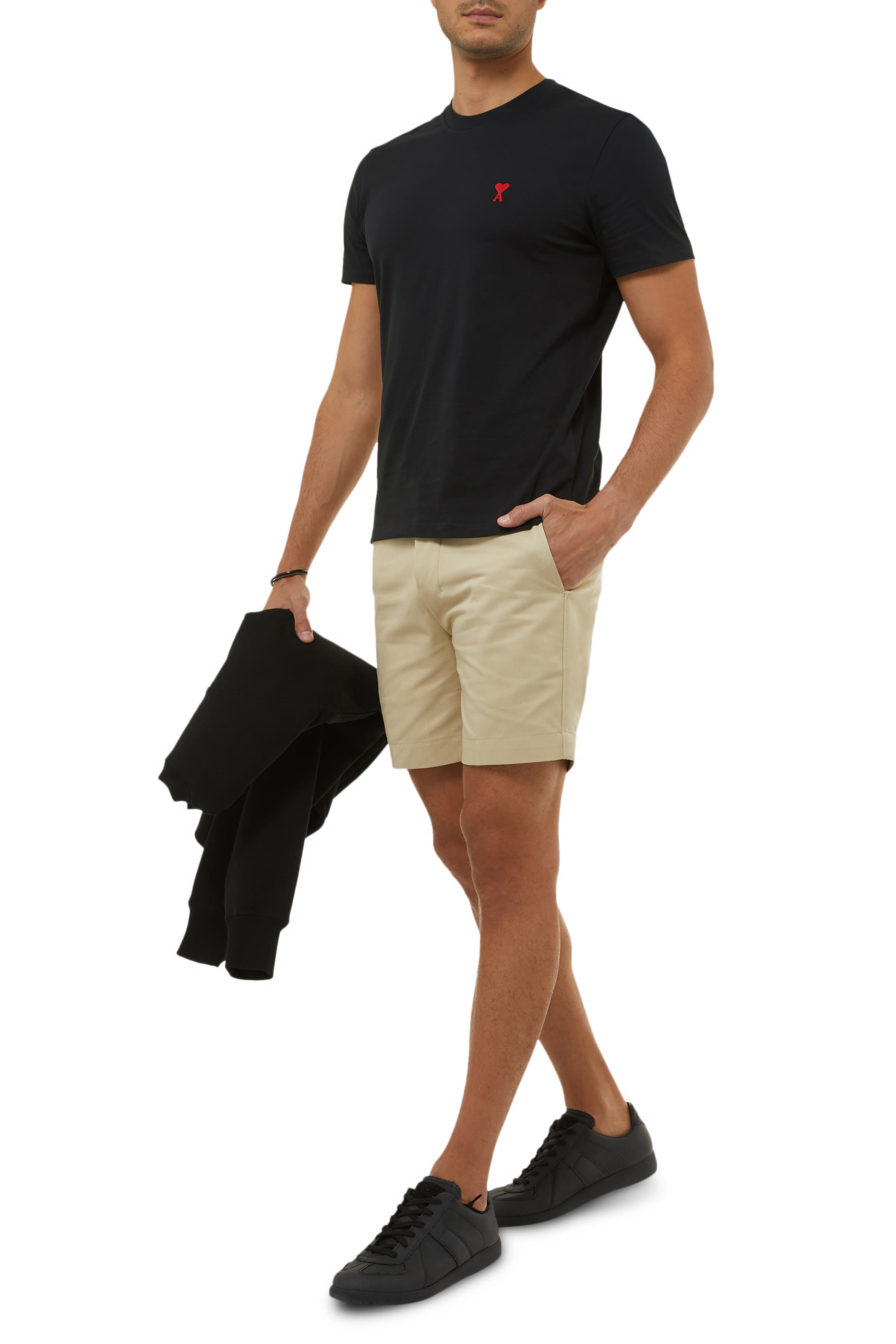 تيشيرت بشعار مطرز للماركة