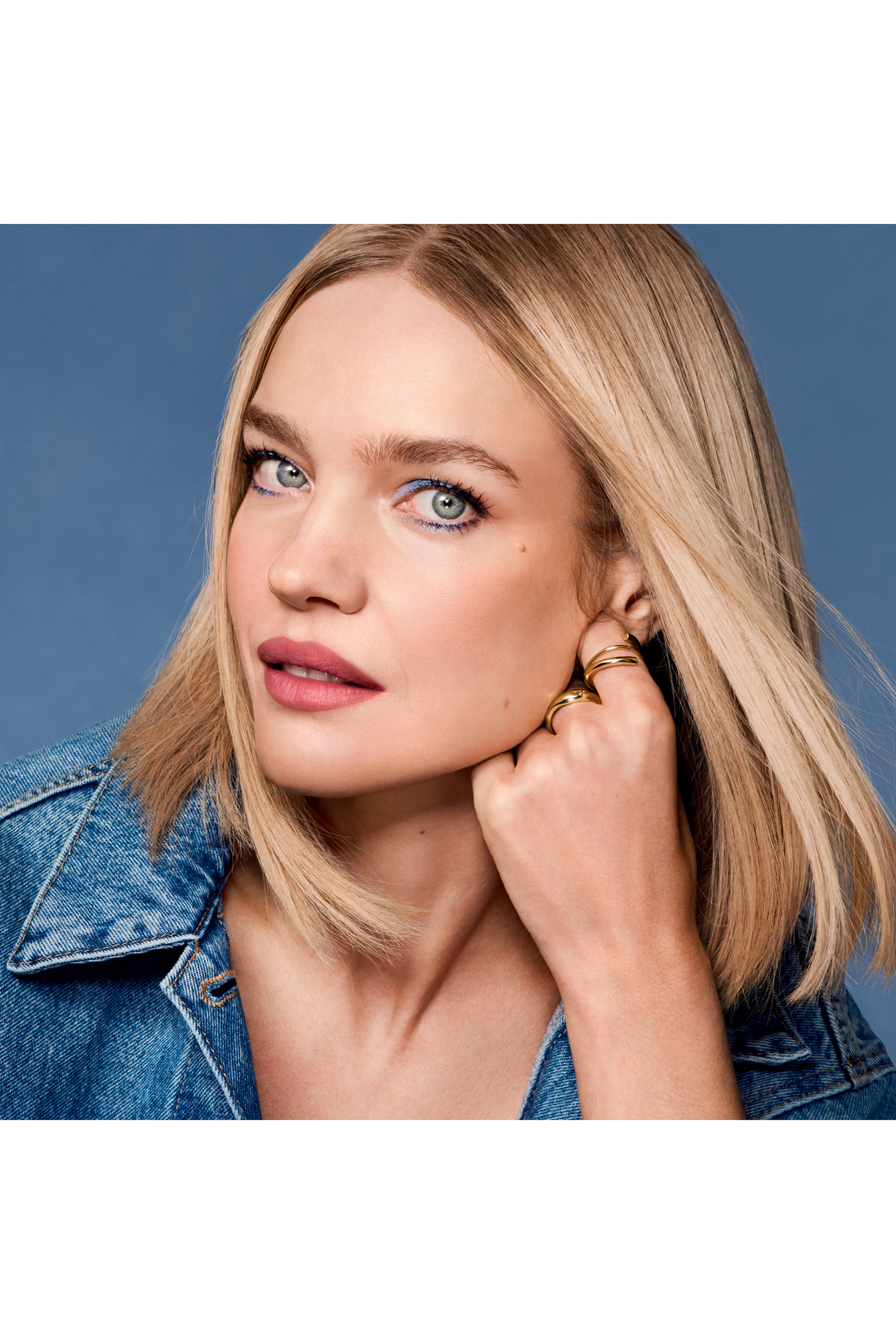 بودرة بلومينغ غلو ميتيوريتس مثبتة للمكياج بتصميم لآلئ