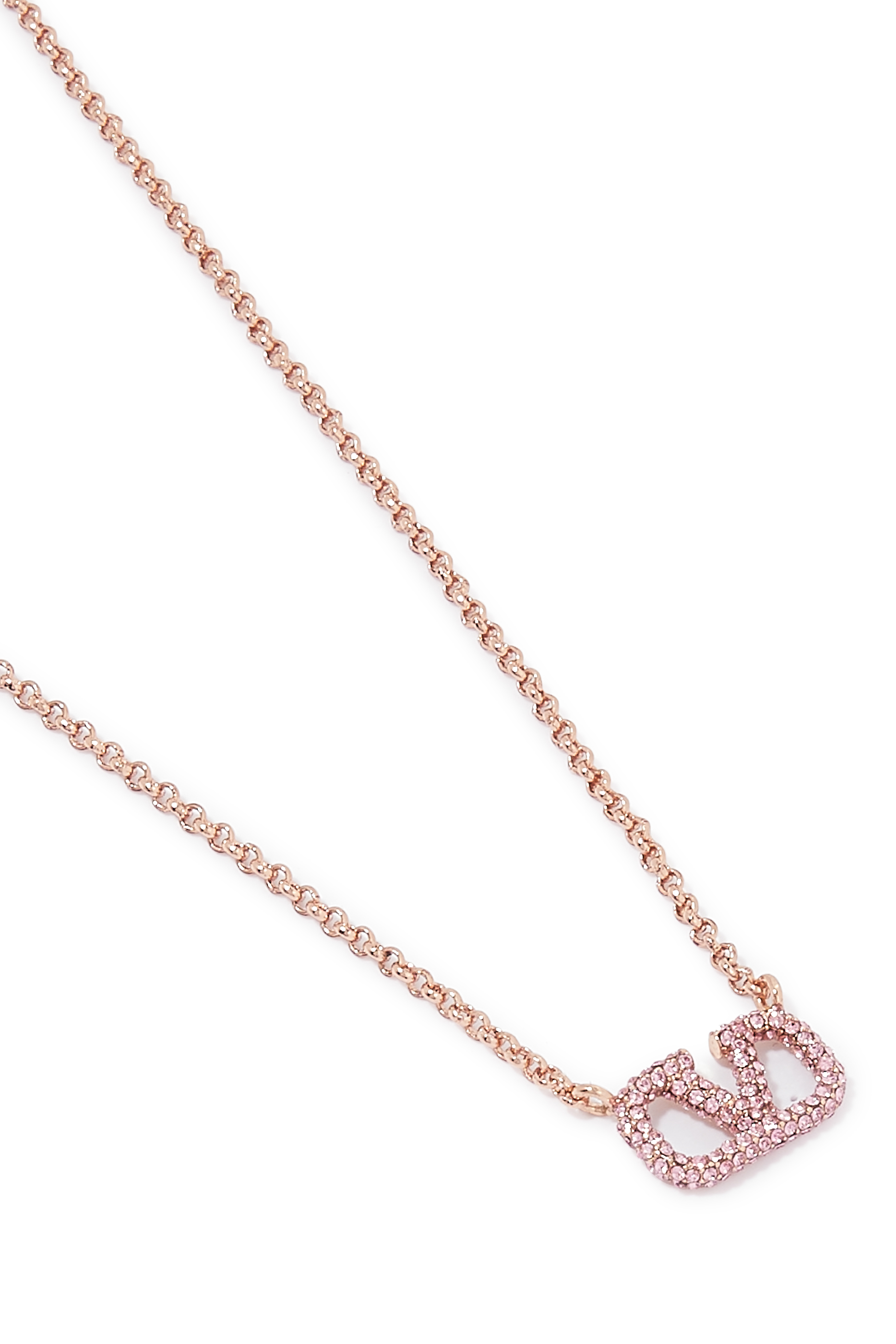 قلادة بشعار الماركة V حصريا للشرق الأوسط