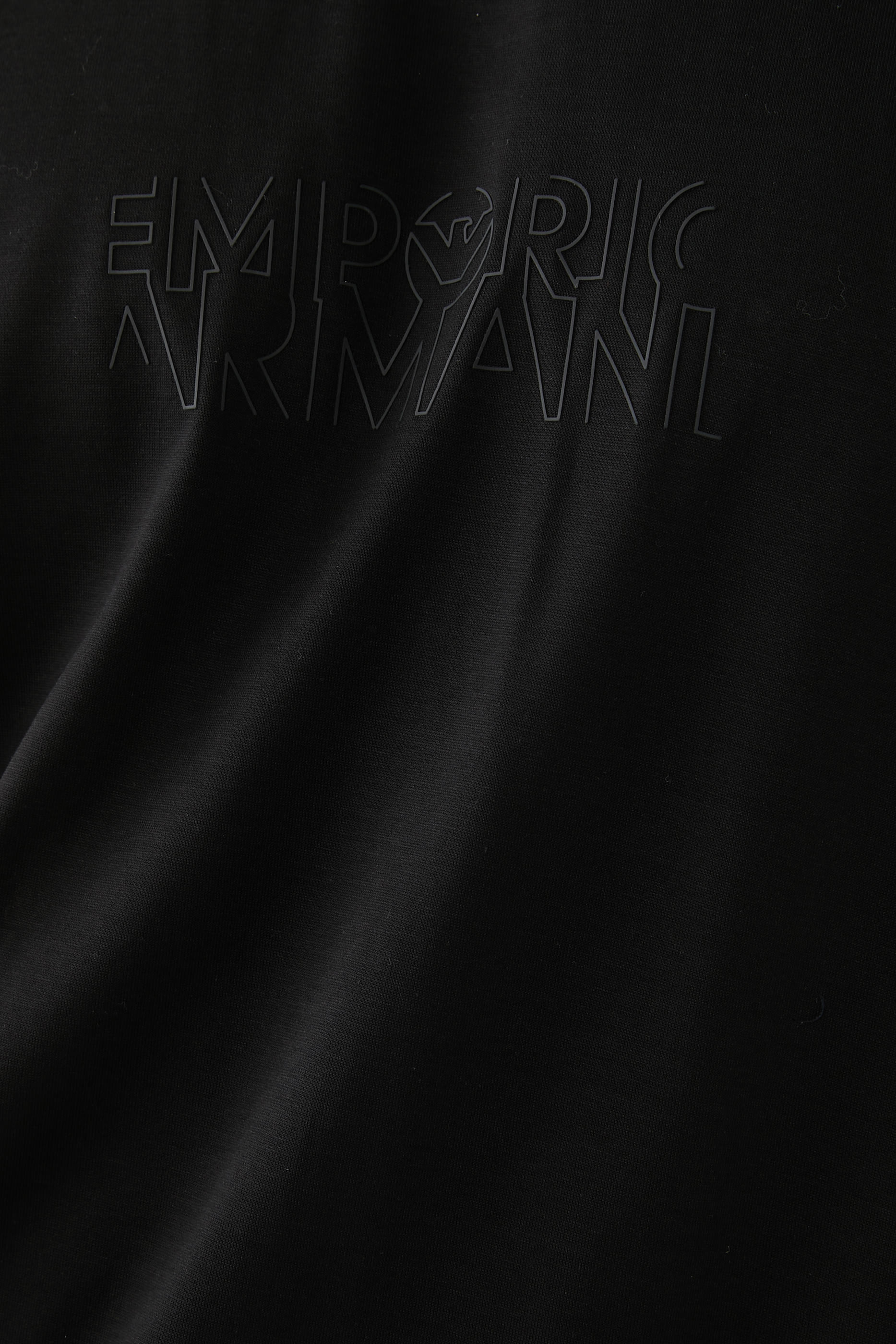 تيشيرت بشعار الماركة بحجم كبير