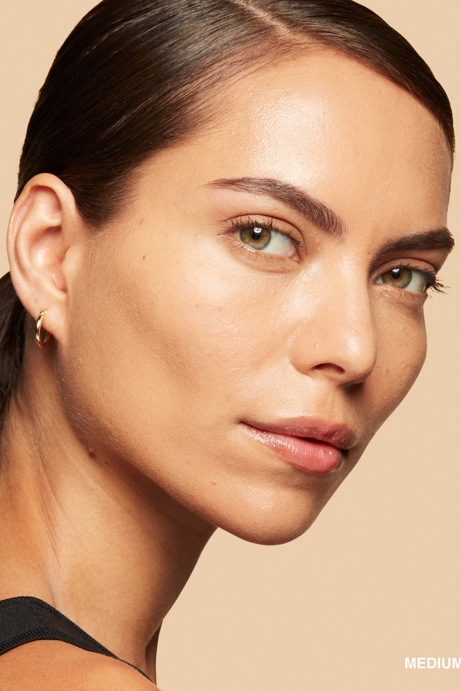 واقي شمس ملون غني بالفيتامينات وعامل حماية SPF 15