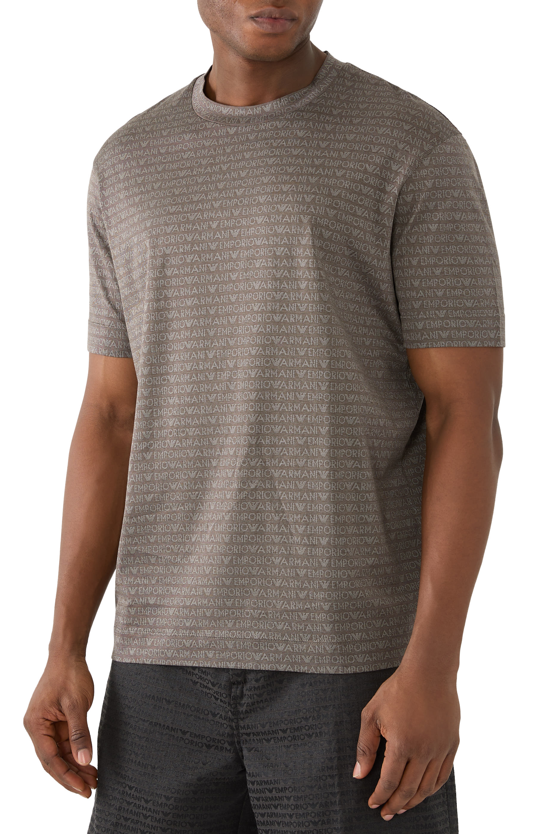 تيشيرت بنقشة شعار الماركة بحجم صغير