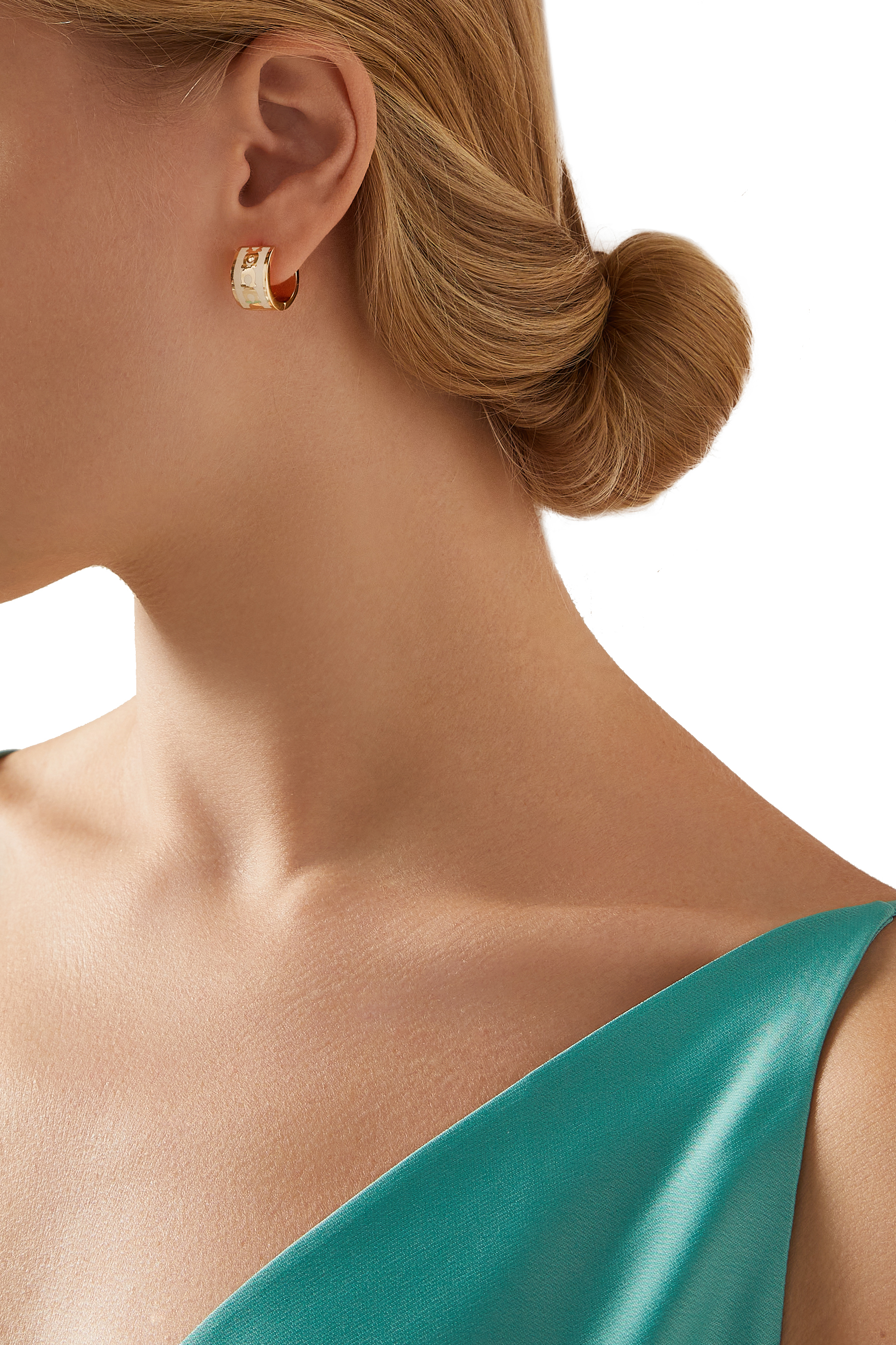 أقراط هاجي بشعار حرف الماركة بمينا