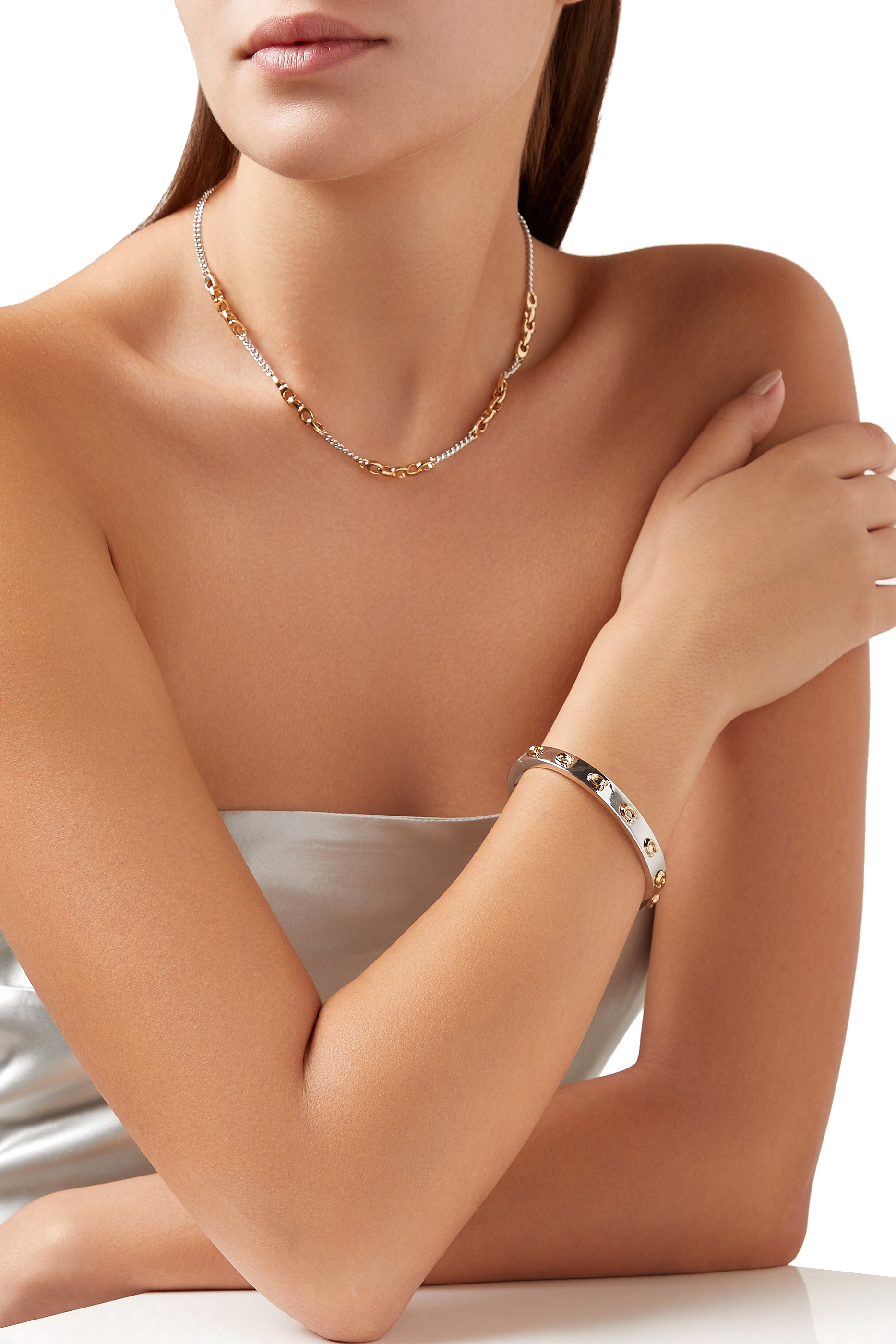 سوار بشعار حرف C بمفصلة