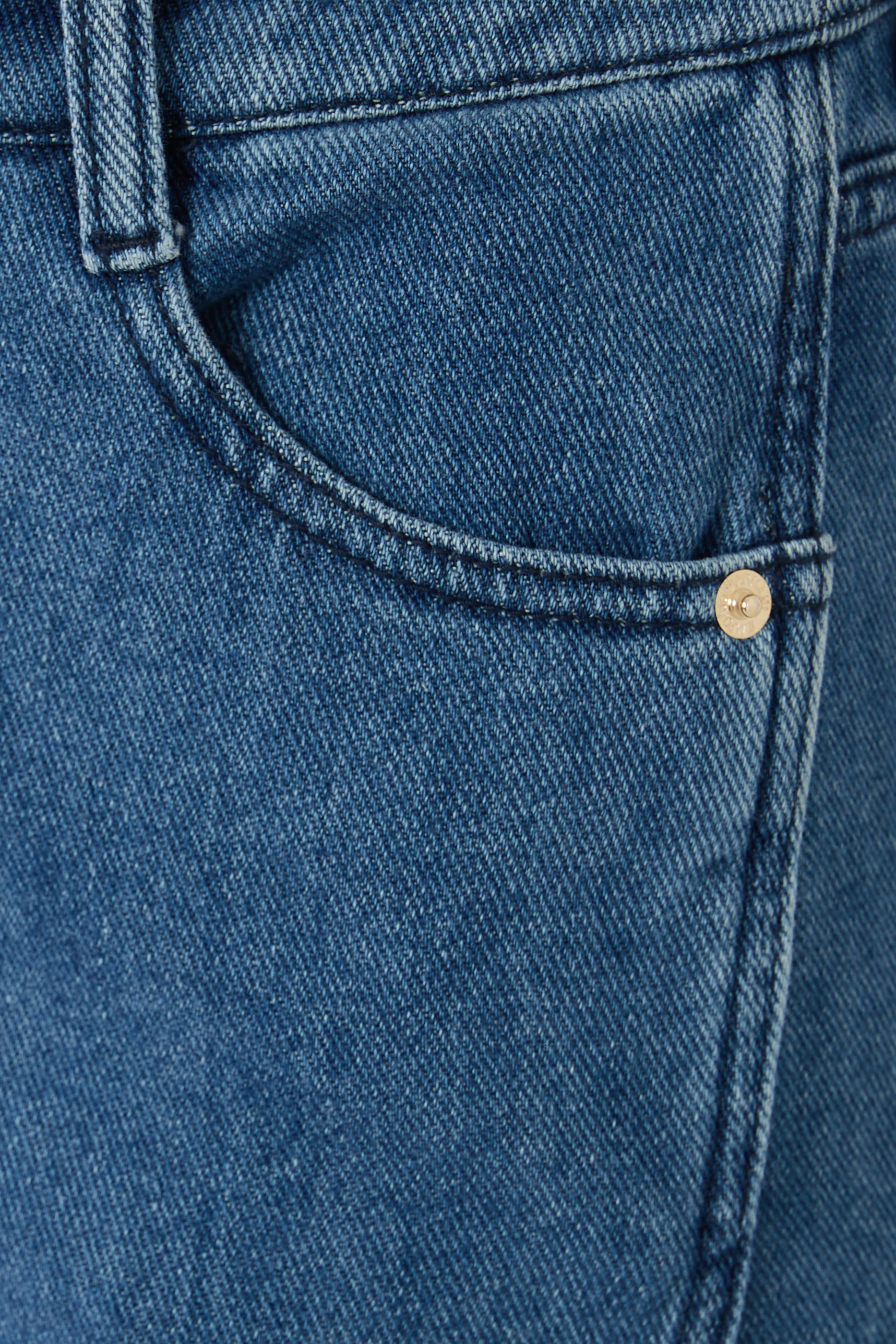 بنطال جينز بقصة مريحة