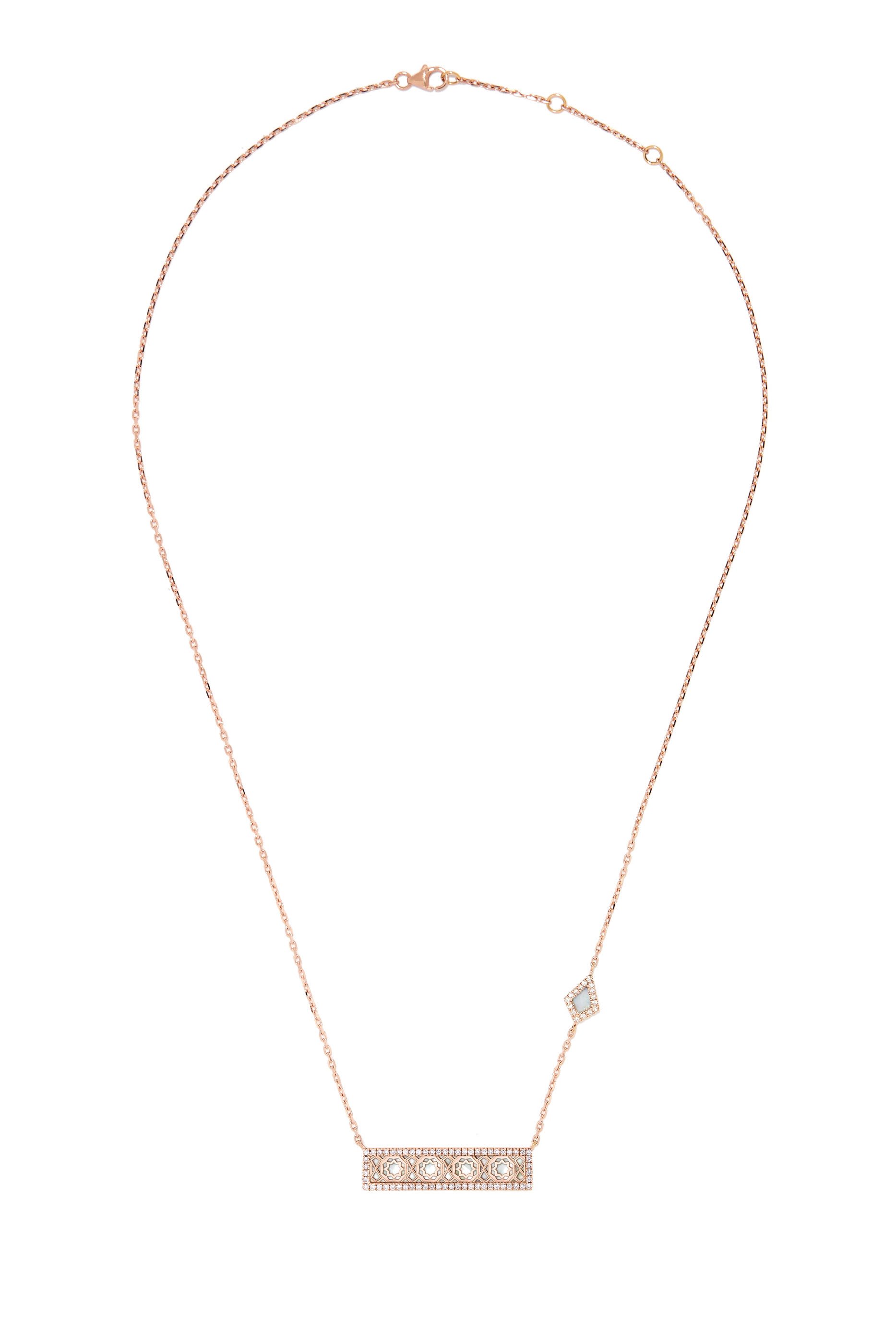 قلادة عود تراث مرصعة بعرق الؤلؤ والماس، ذهب وردي عيار 18