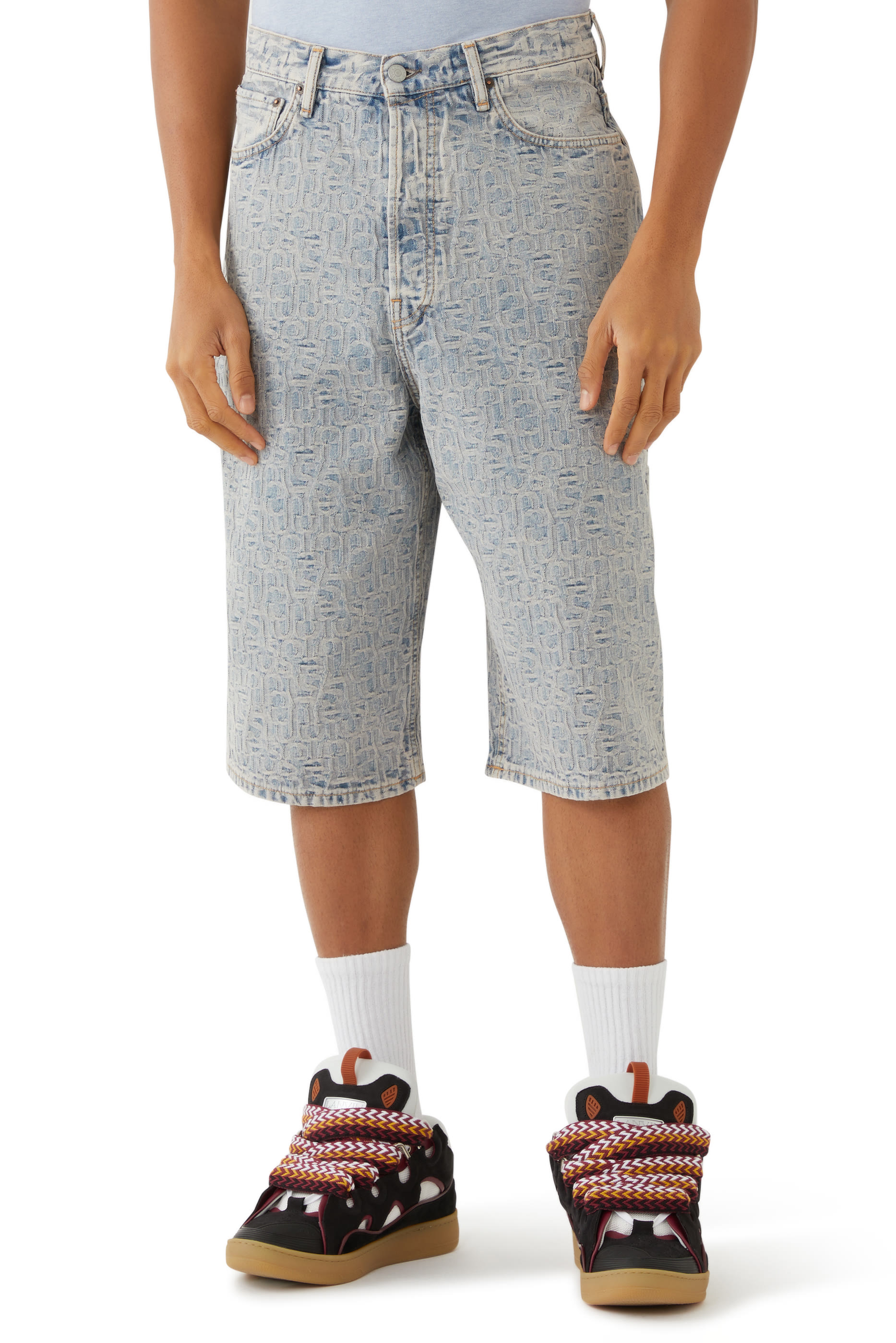 شورت دنيم بحروف الماركة