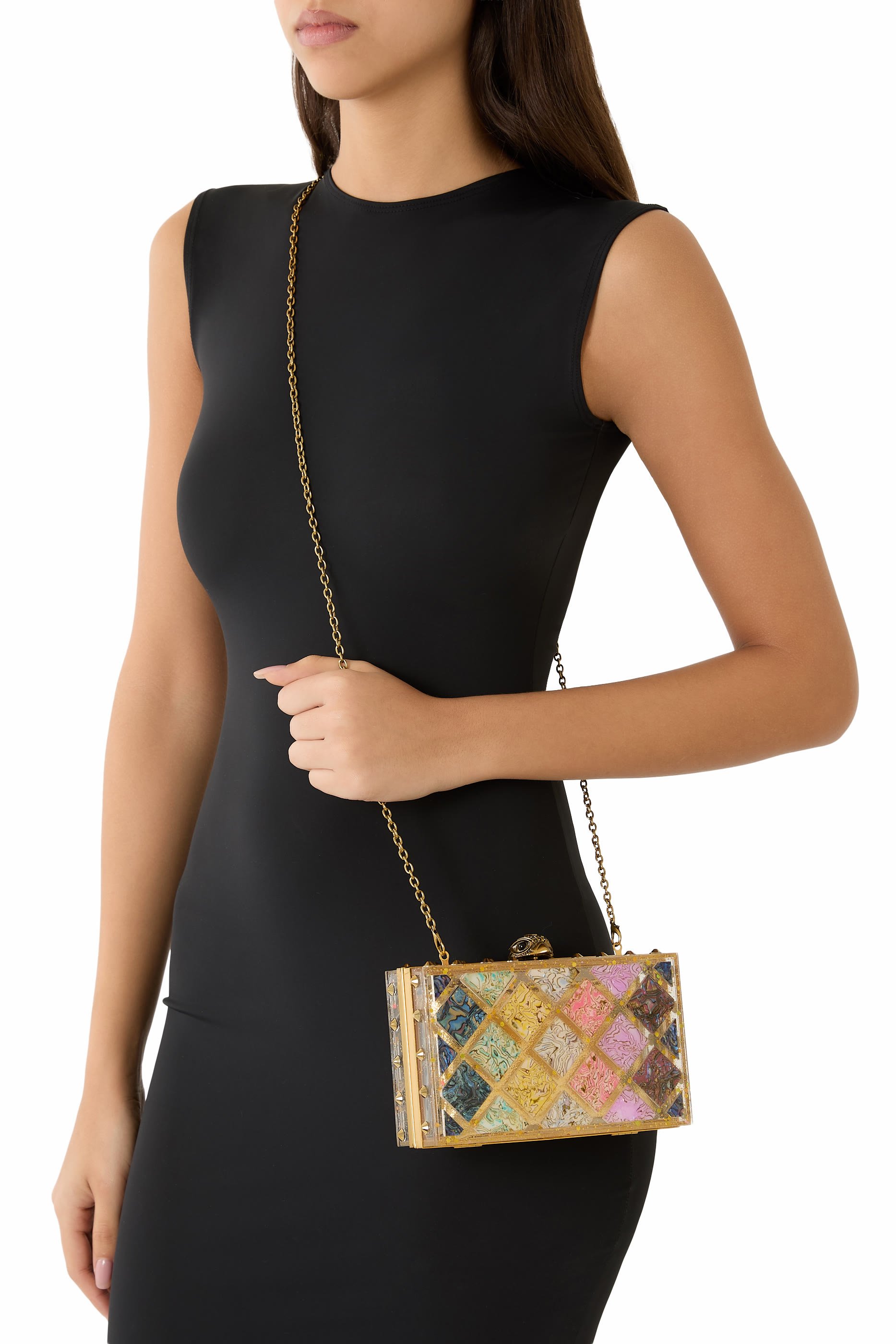 كلاتش بتصميم مربع بتفاصيل مبطنة وكريستال