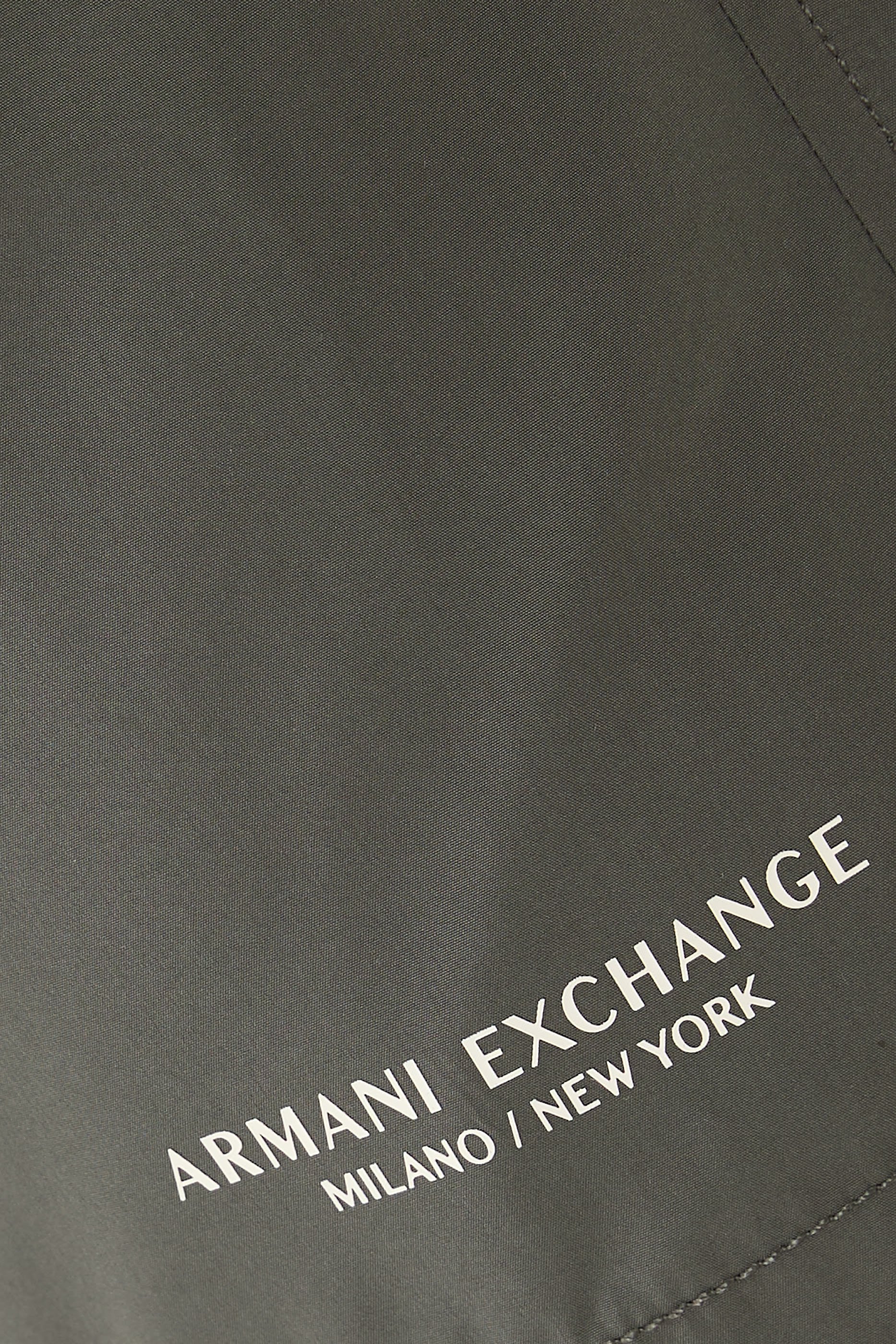 شورت سباحة بشعار الماركة