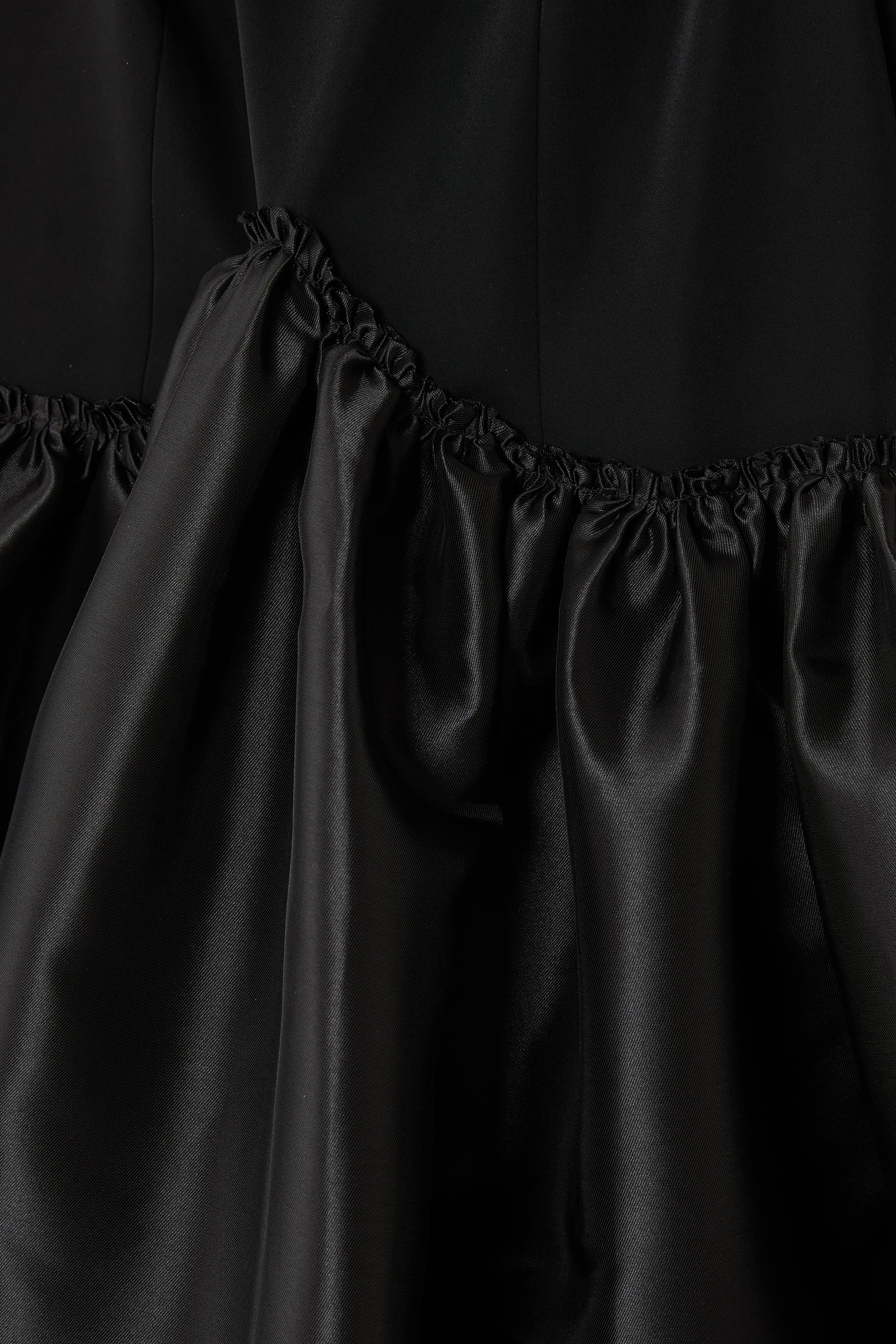 فستان سهرة بلا حمالات بحافة واسعة