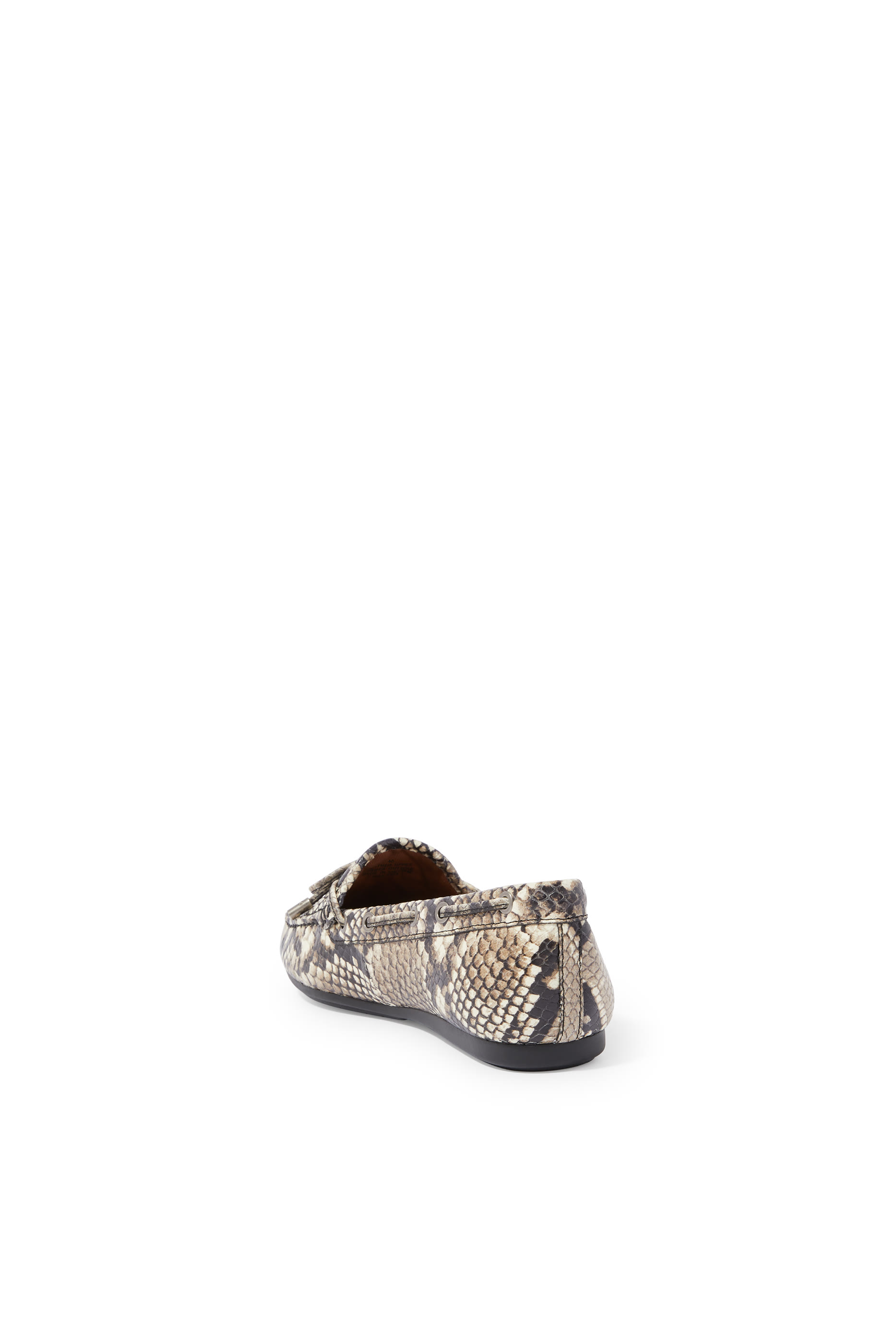 حذاء موكاسين سهل الارتداء بحلية شعار الماركة