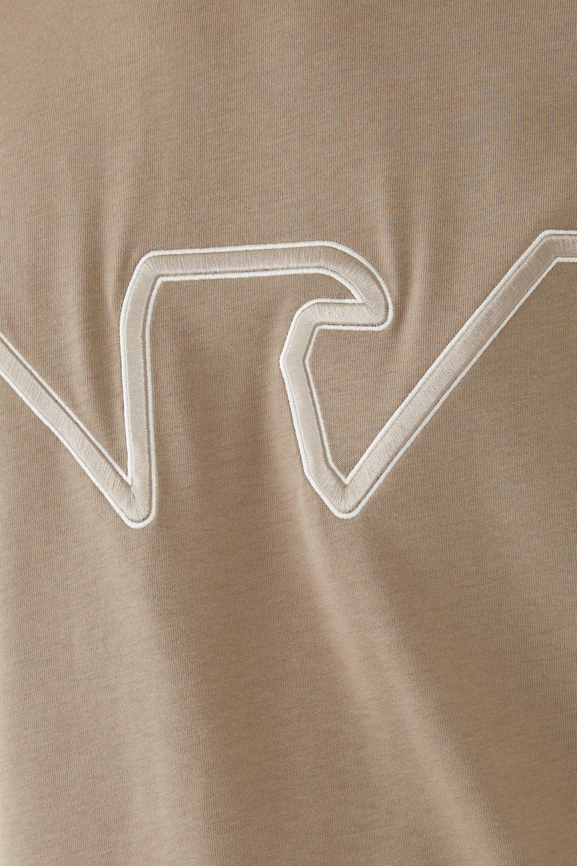 تيشيرت بشعار الماركة بحجم كبير