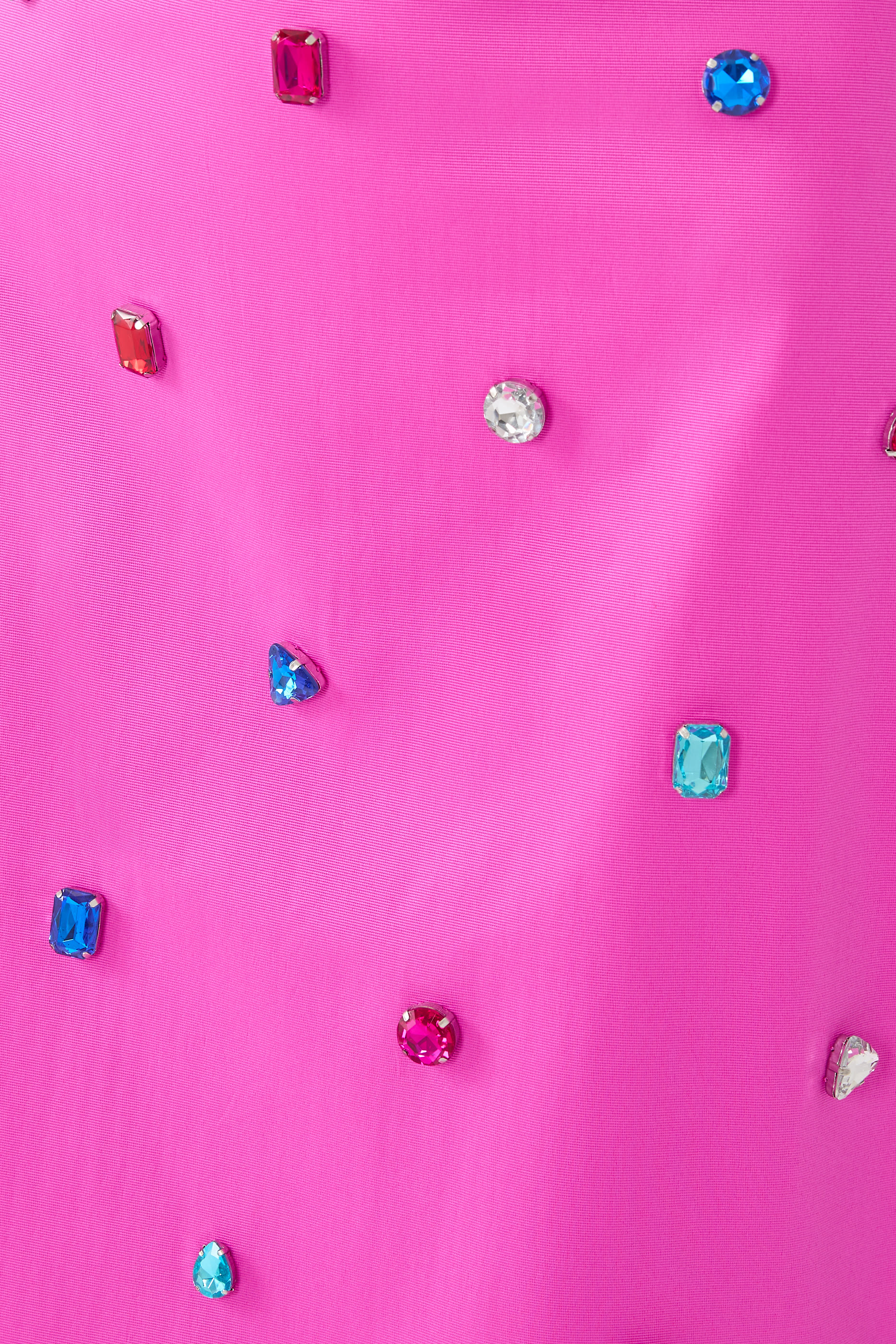 تنورة بقصة ضيقة مرصعة بأحجار