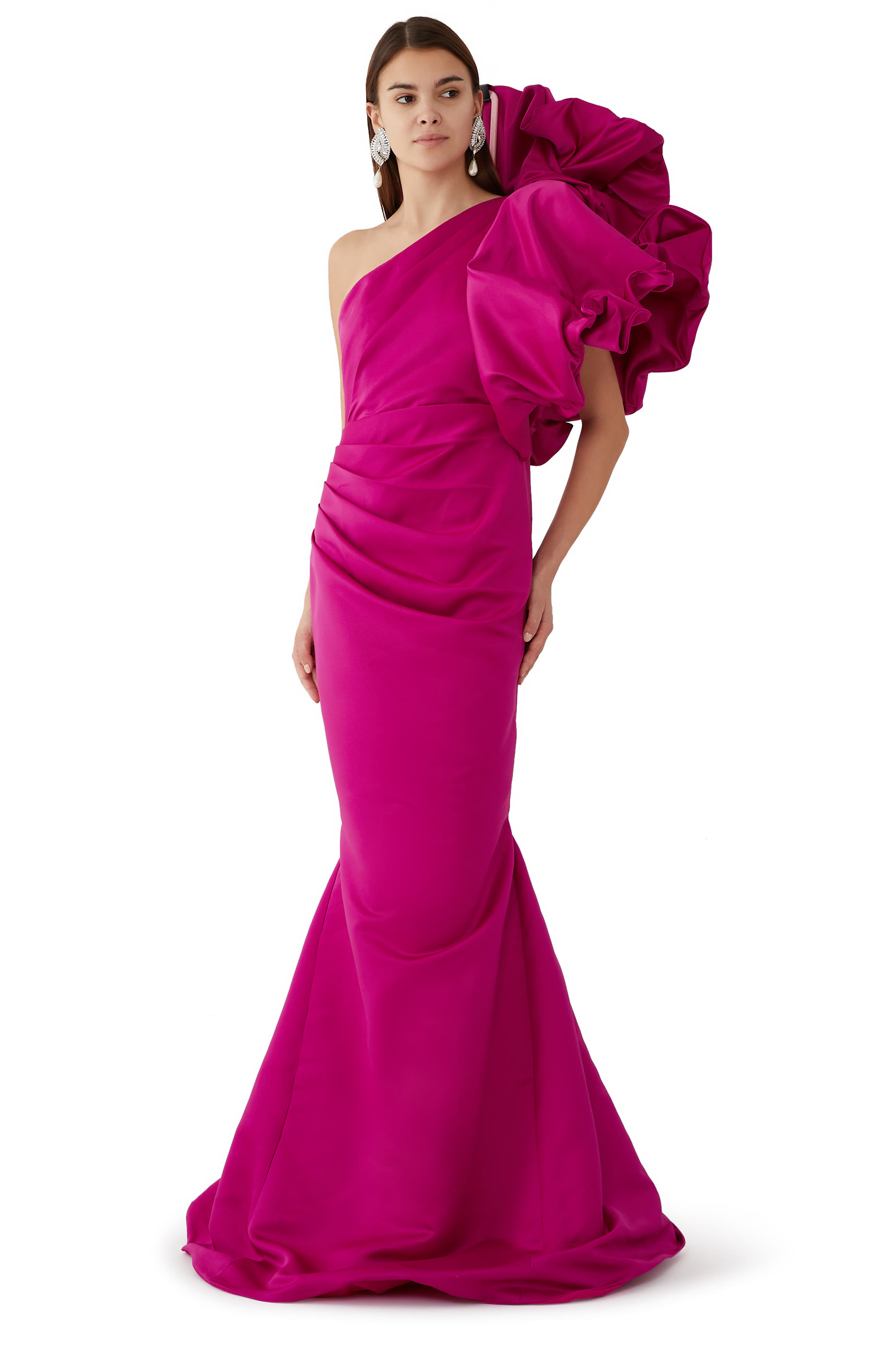 فستان بأكتاف منفوخة