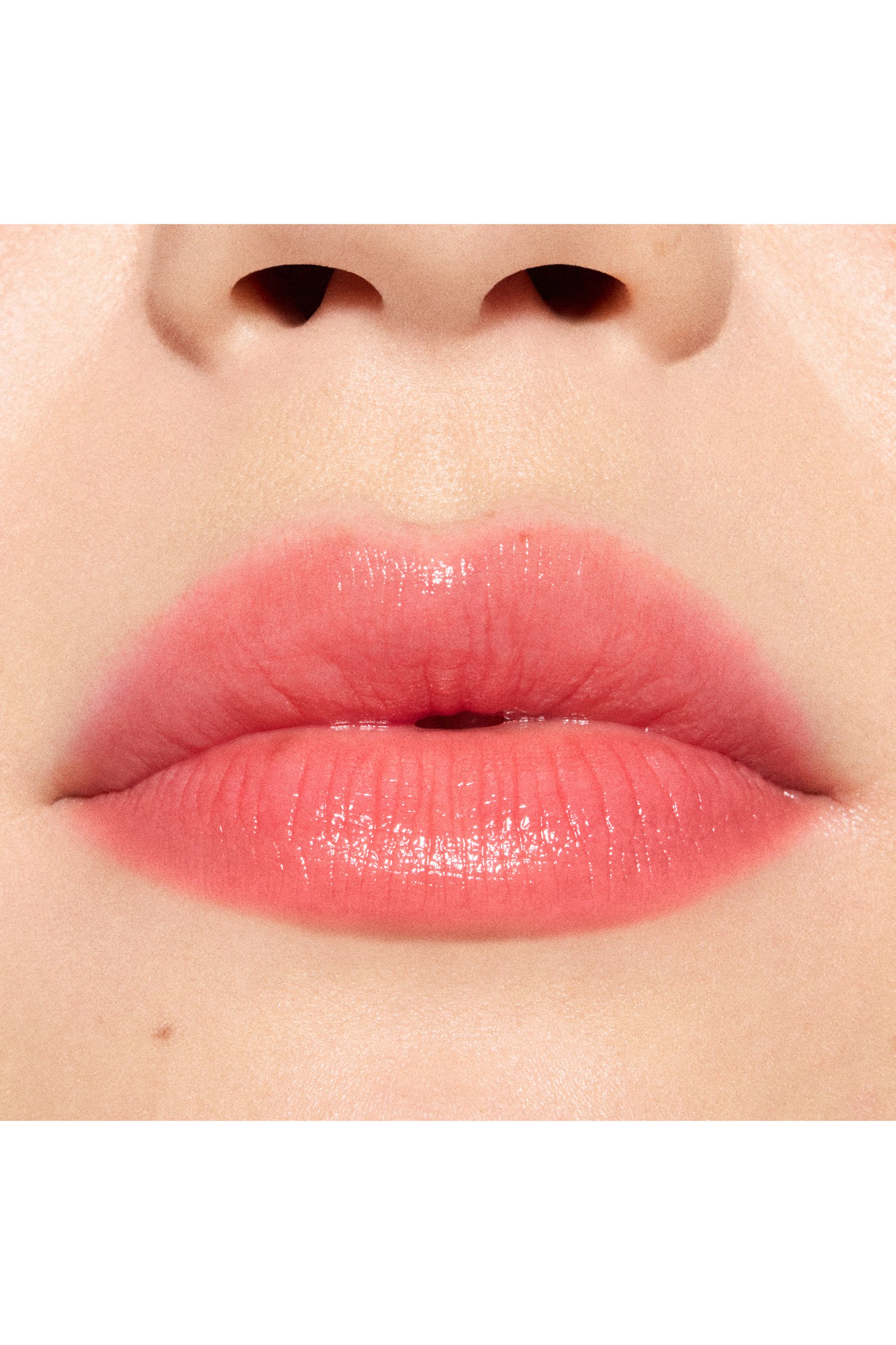 مرطب شفاه جلو بلاي من تشكيلة ميتامورفوزيس