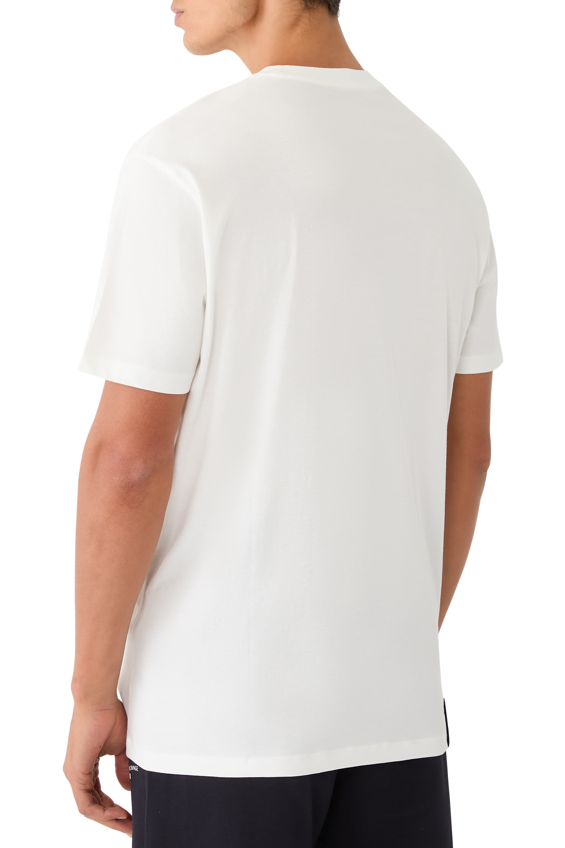 تيشيرت بأكمام قصيرة وشعار الماركة