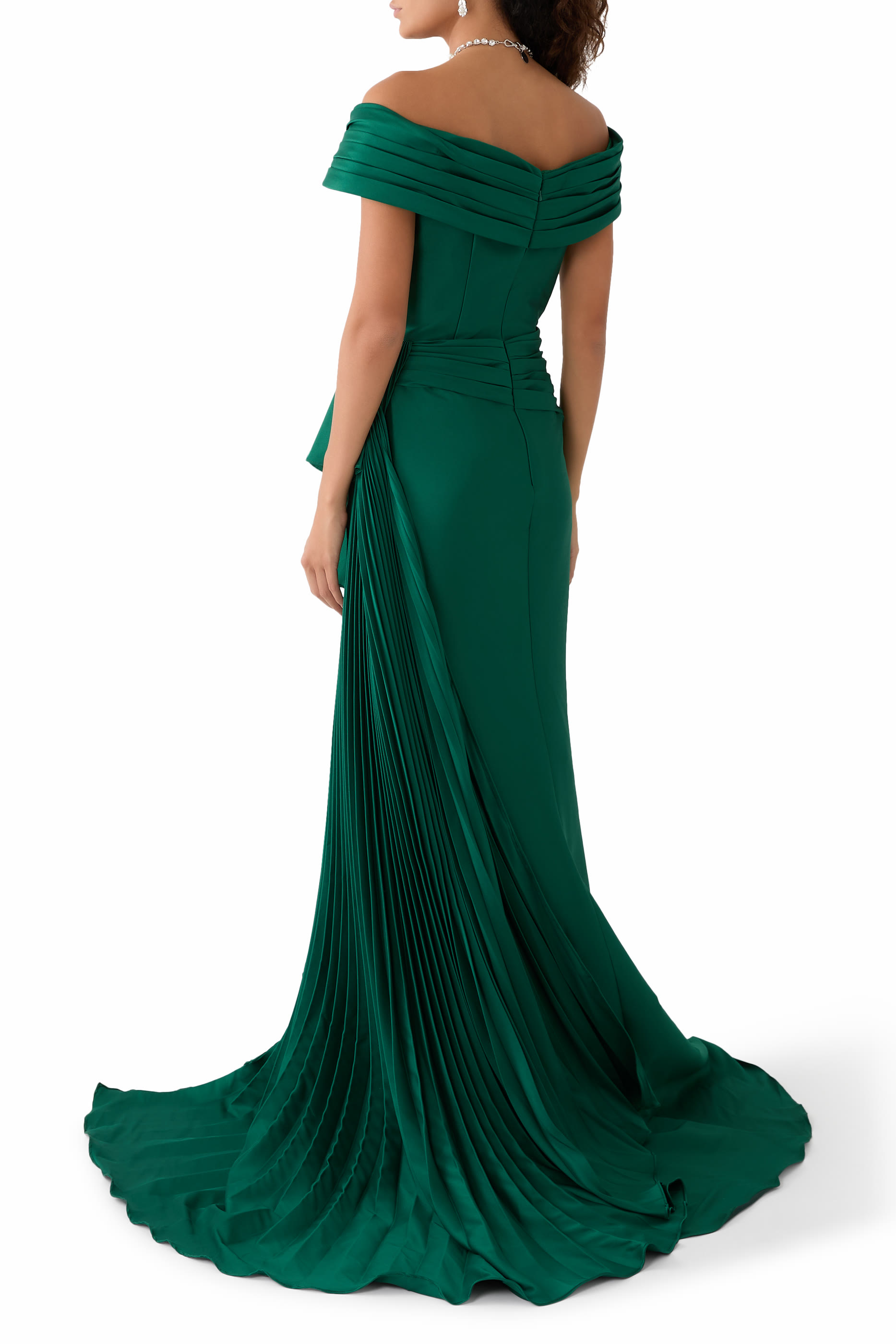 فستان بأكتاف مكشوفة درابيه